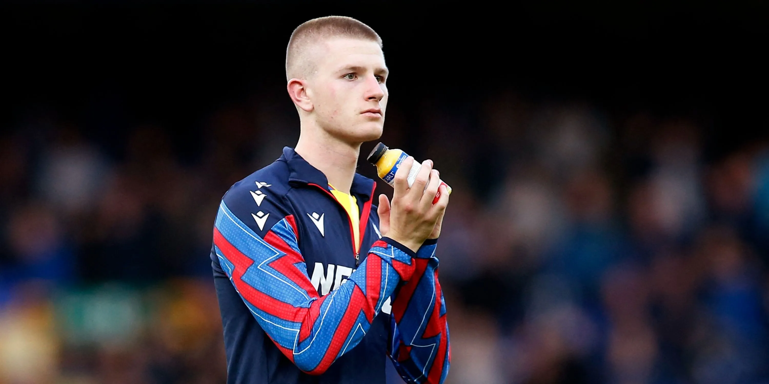 Adam Wharton trong pha tranh chấp ở trận đấu của Crystal Palace