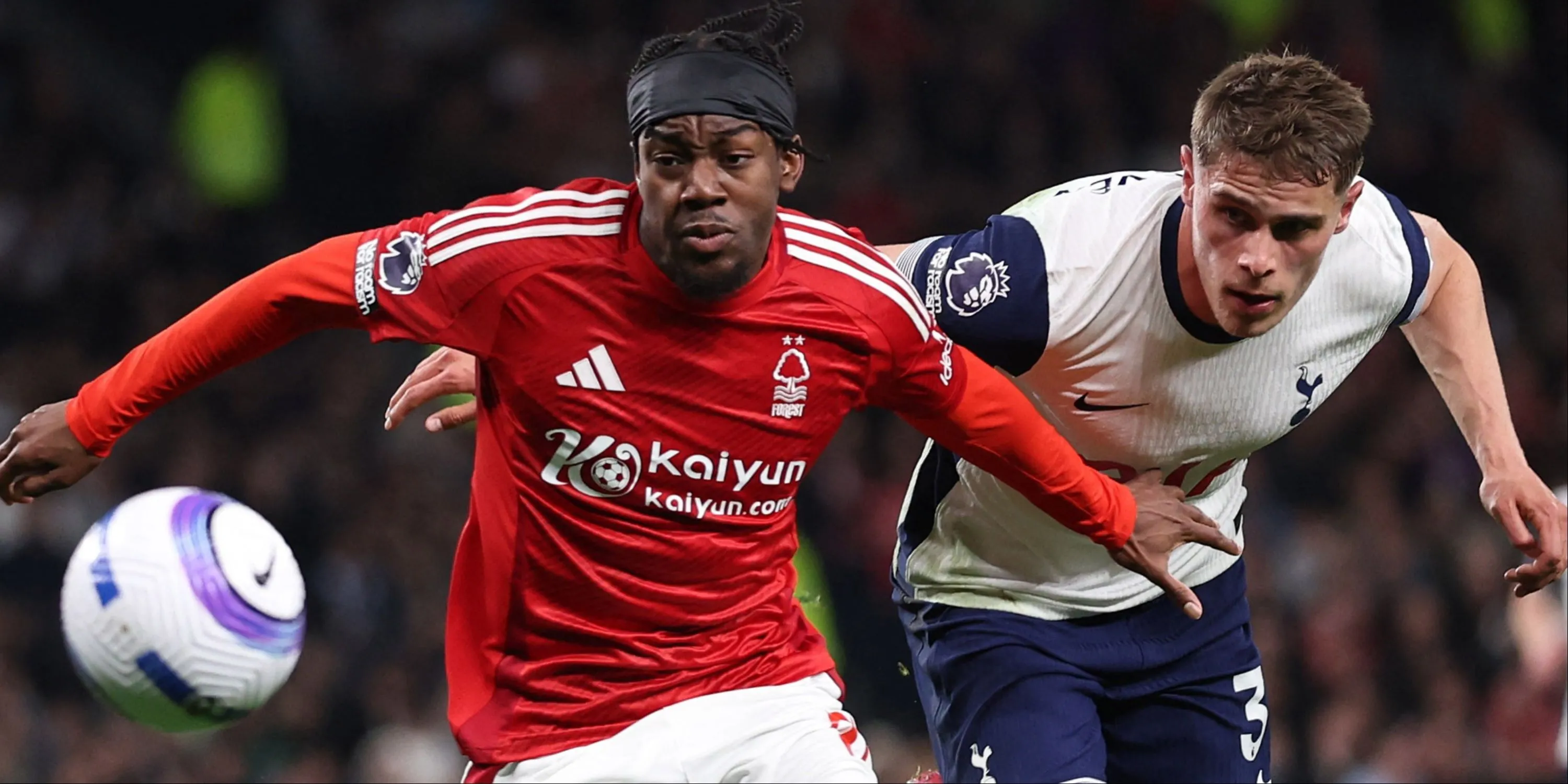 Anthony Elanga đi bóng trước sự truy cản của Micky van de Ven (Tottenham)