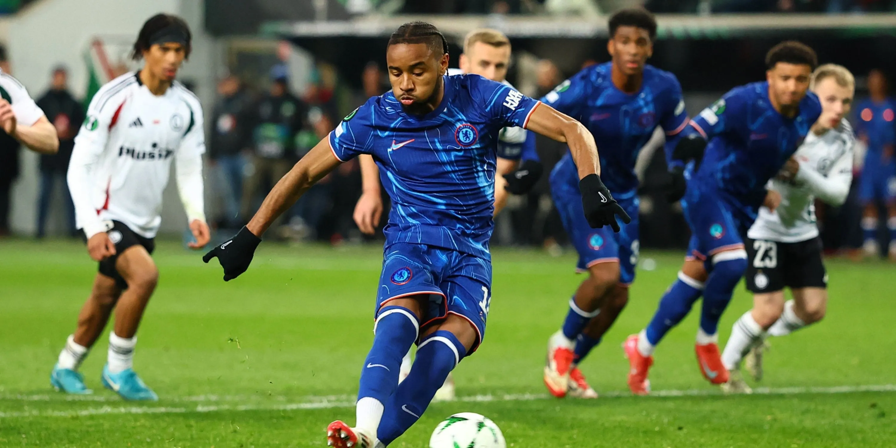 Christopher Nkunku trong trận đấu của Chelsea