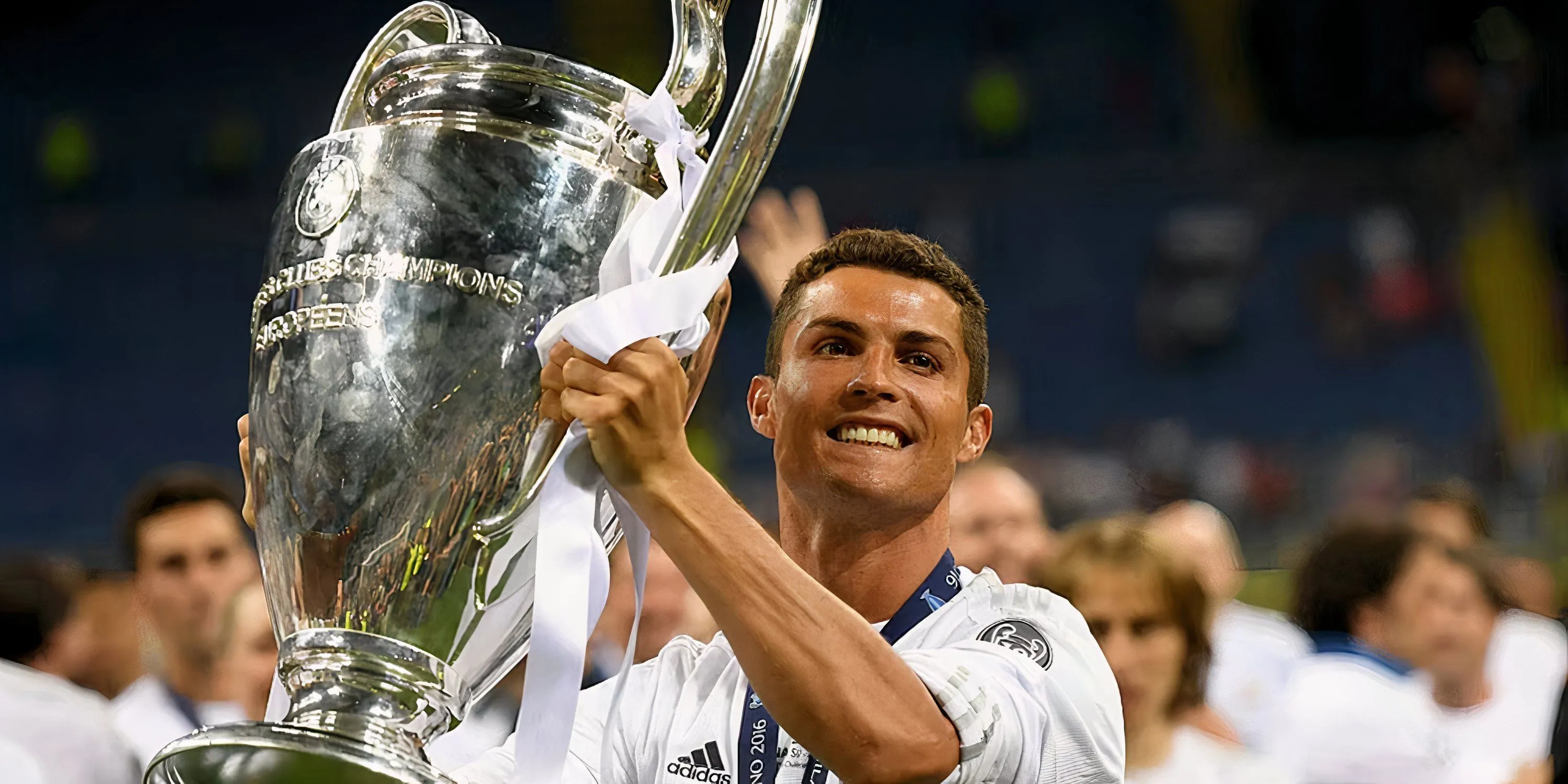 Cristiano Ronaldo ăn mừng chức vô địch Champions League đầy cảm xúc và mạnh mẽ