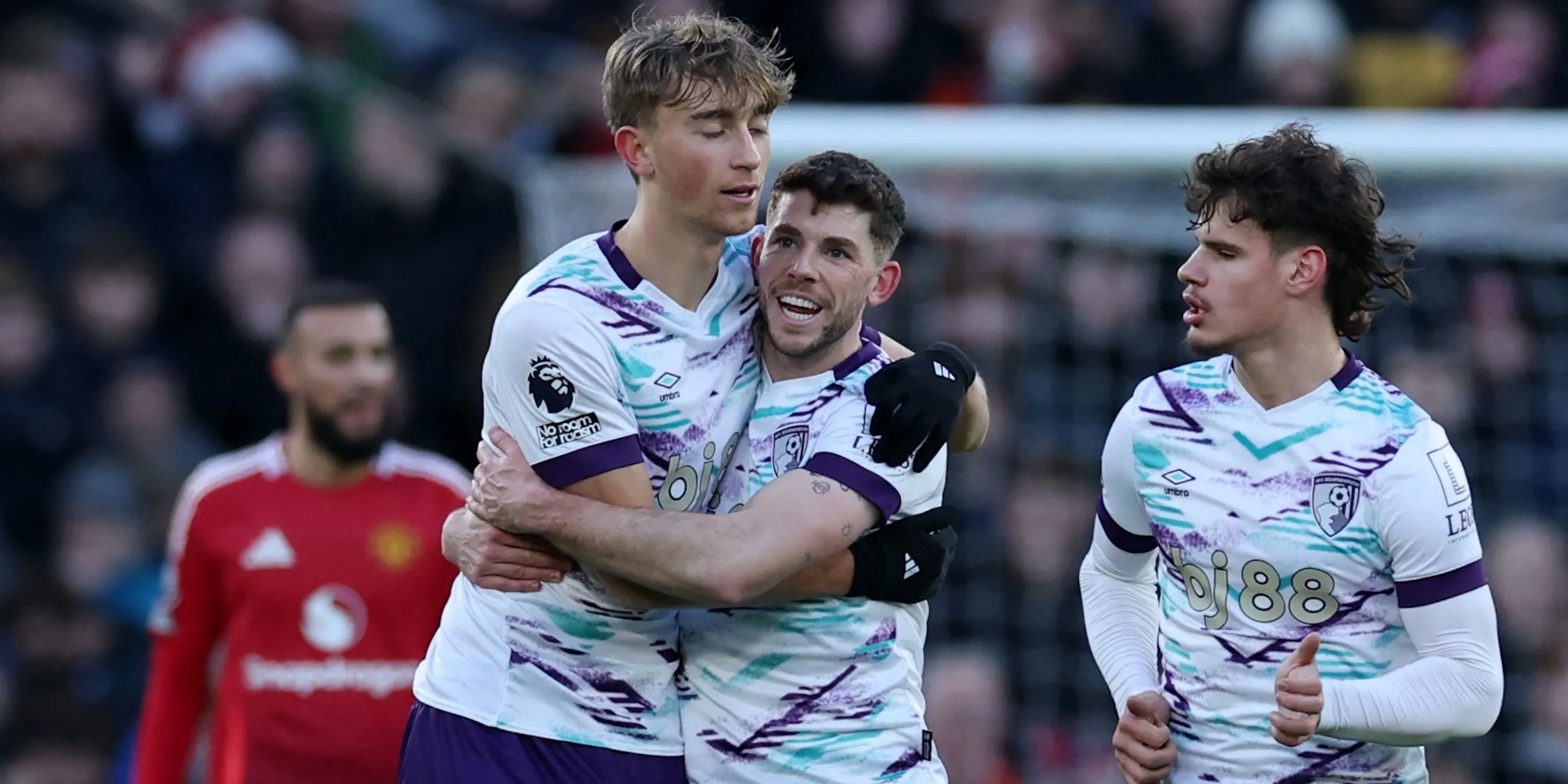 Dean Huijsen (giữa) ăn mừng bàn thắng cùng đồng đội Ryan Christie và Milos Kerkez tại Bournemouth