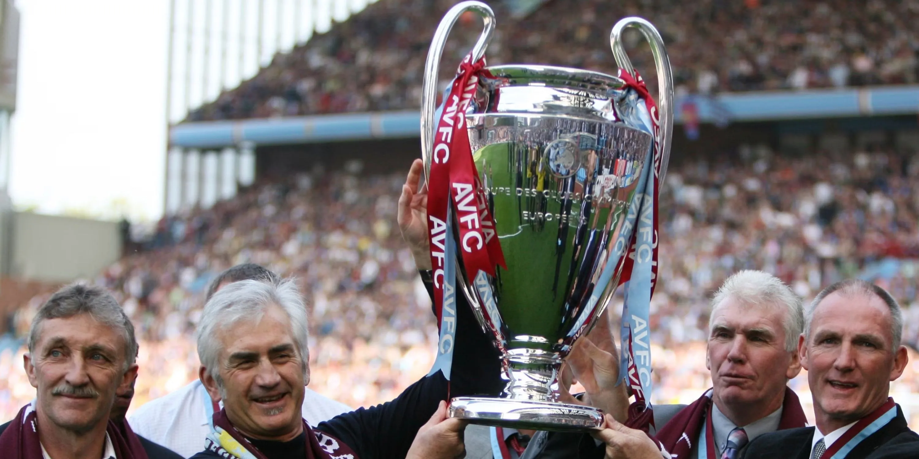 Đội hình Aston Villa ăn mừng chức vô địch European Cup (Cúp C1) năm 1982