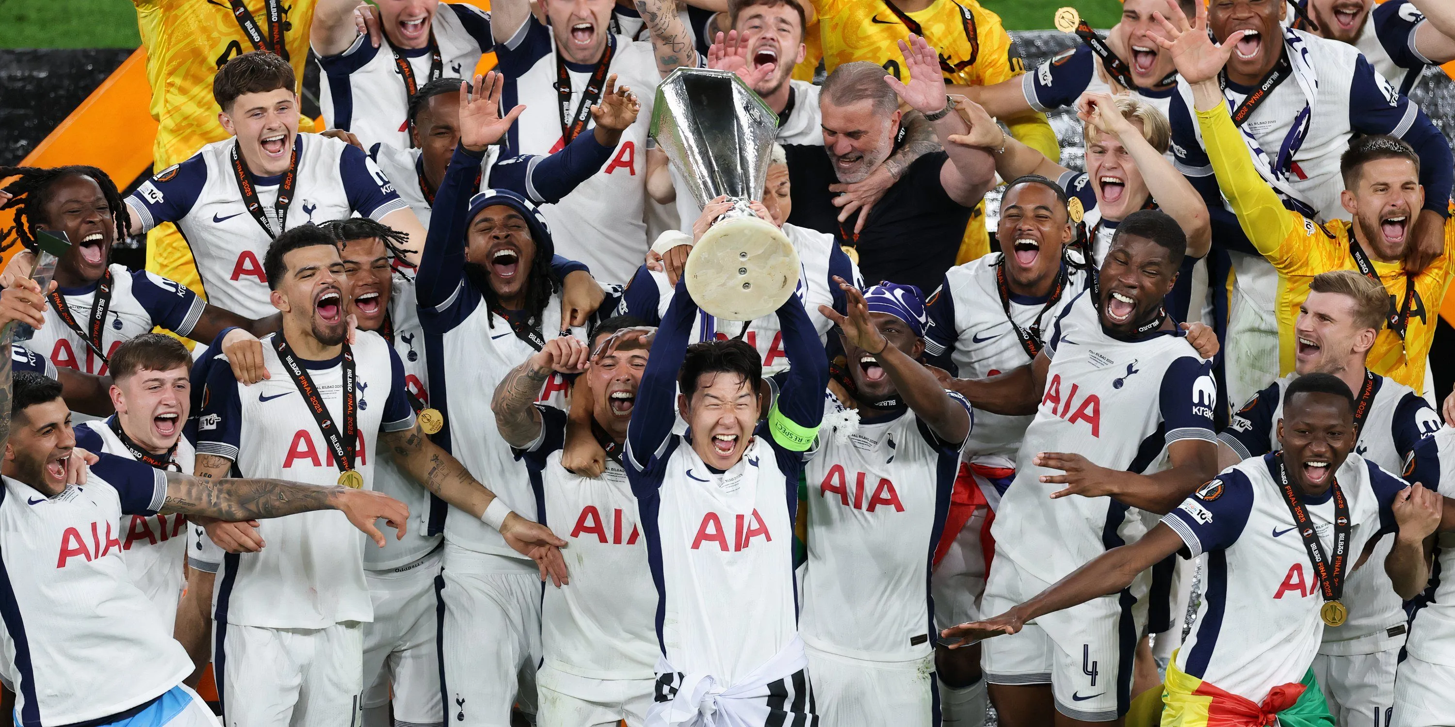 Đội trưởng Tottenham Hotspur nâng cao chiếc cúp vô địch Europa League 2025