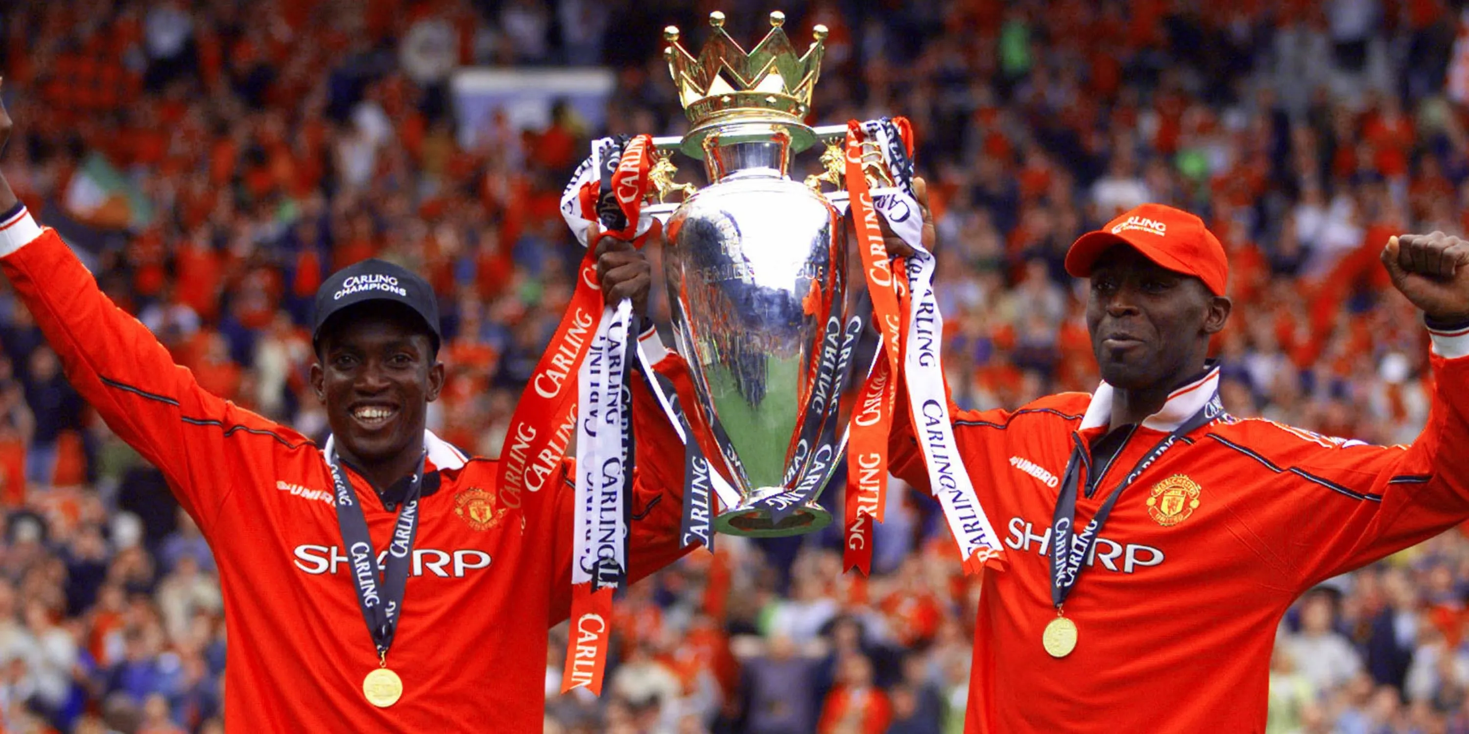 Dwight Yorke và Andy Cole của Manchester United nâng cúp vô địch Ngoại hạng Anh