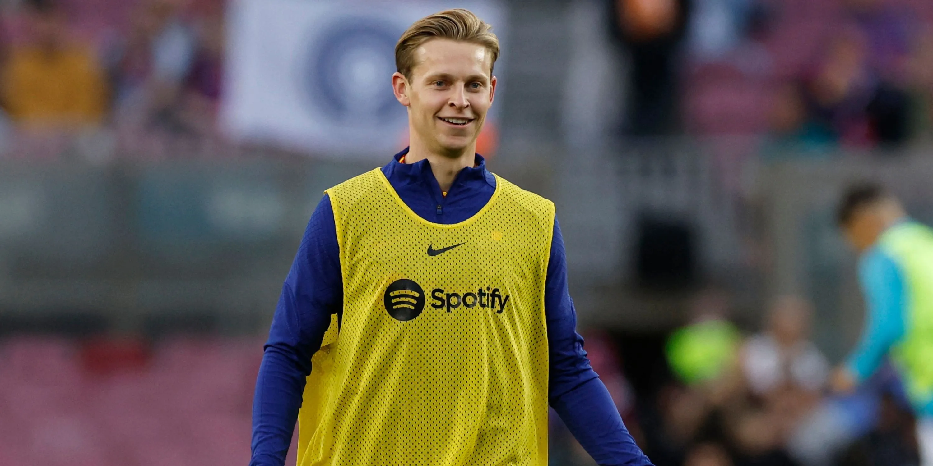 Frenkie de Jong của Barcelona kiểm soát bóng