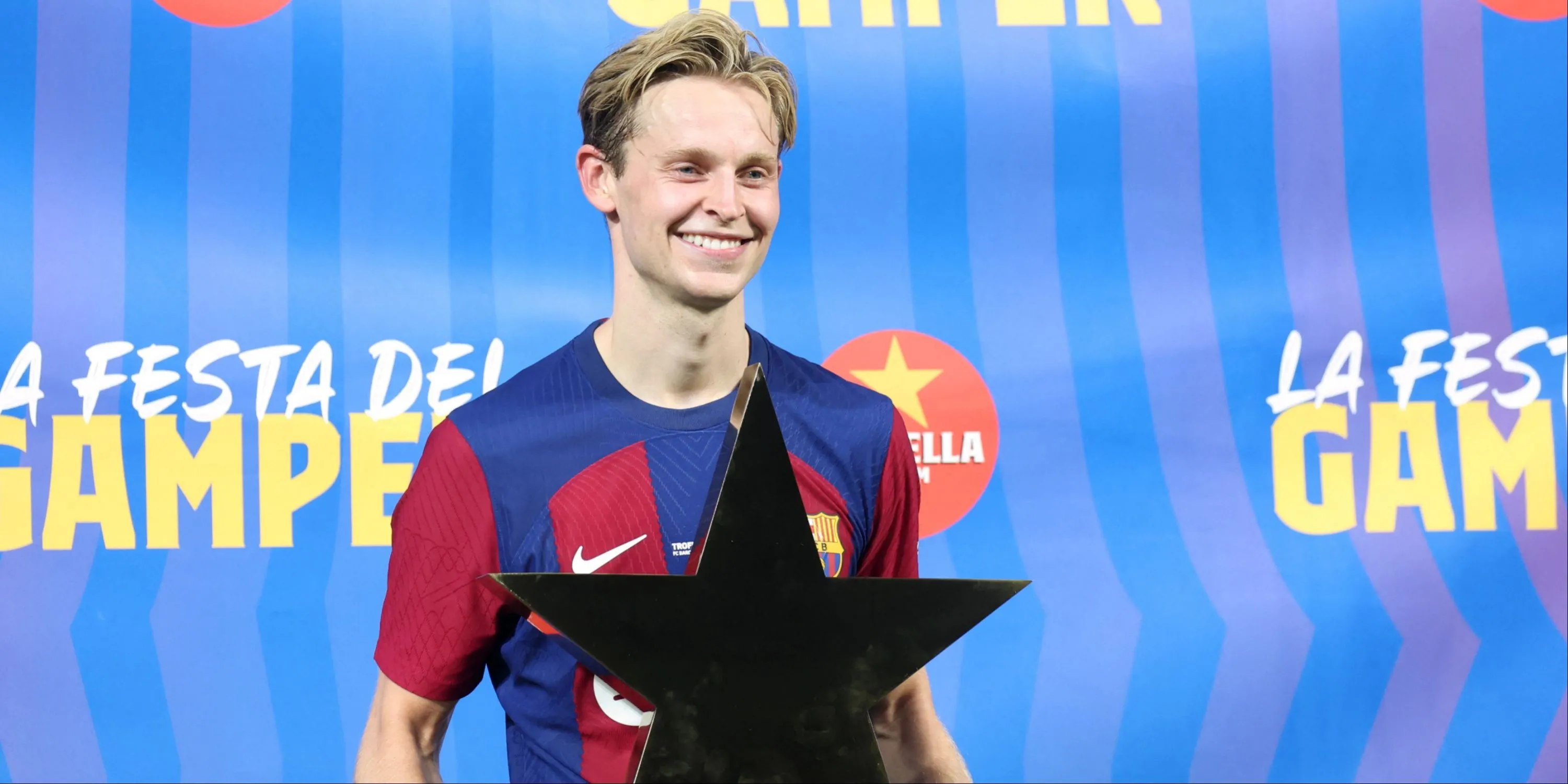 Frenkie de Jong của Barcelona trong một trận đấu, gợi nhớ sự quan tâm từ Man United trước đây