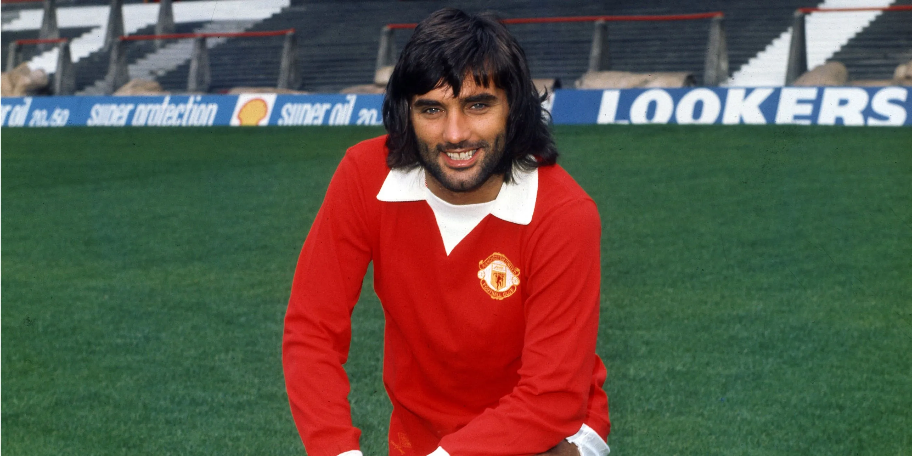 George Best của Manchester United với pha xử lý bóng lắt léo và kỹ thuật