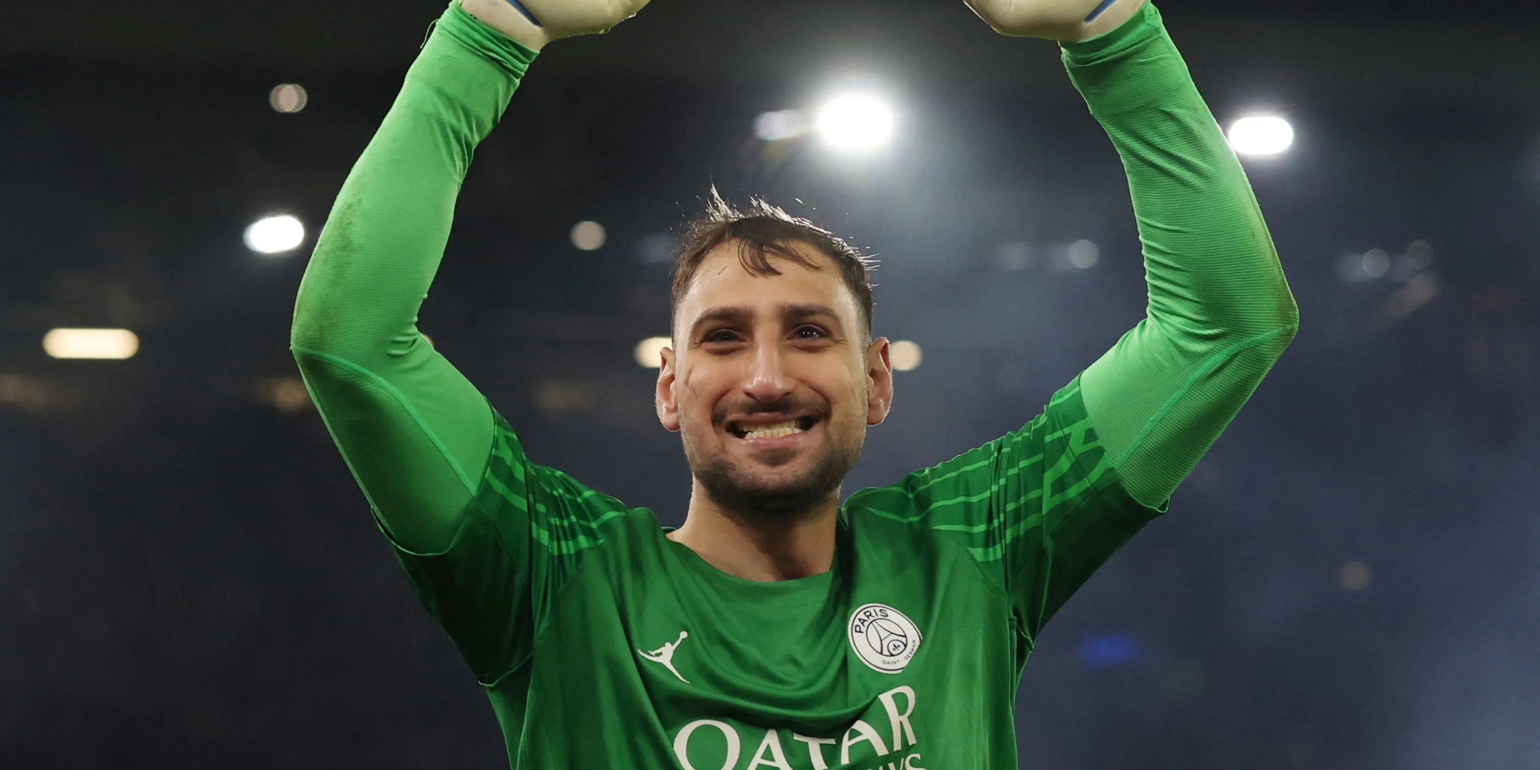 Gianluigi Donnarumma trong màu áo PSG, thể hiện phong độ ấn tượng và sự chắc chắn trong khung gỗ