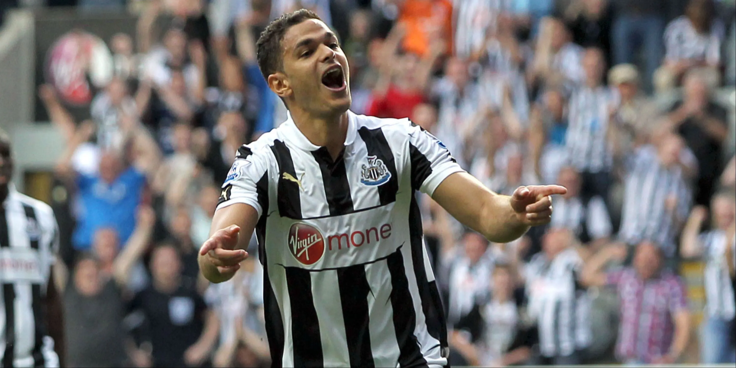 Hatem Ben Arfa với pha đi bóng kỹ thuật qua đối thủ trong màu áo Newcastle