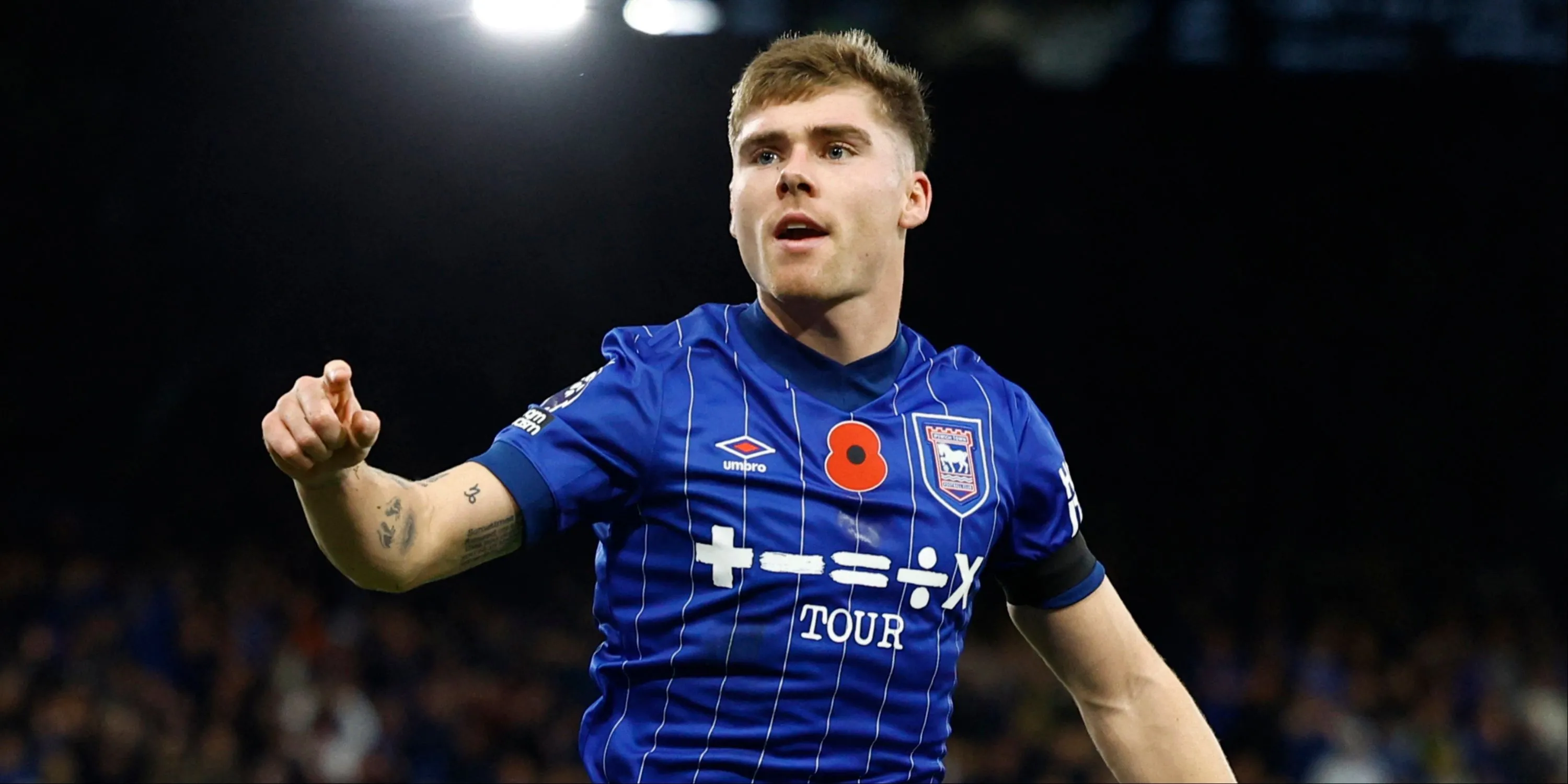 Hậu vệ Leif Davis của Ipswich Town thi đấu tại Championship