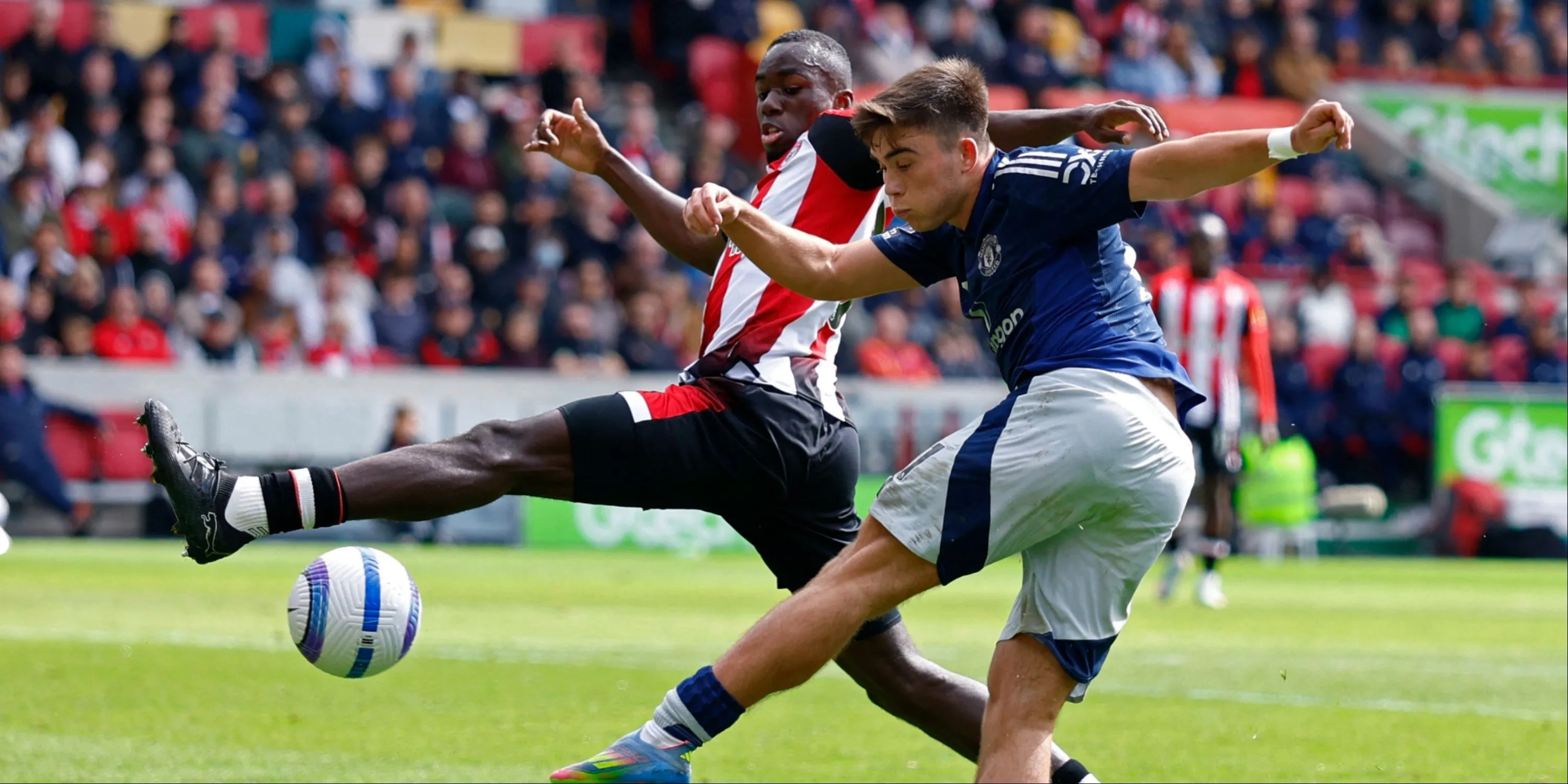 Hậu vệ trẻ Harry Amass của Man United trong trận đấu với Brentford