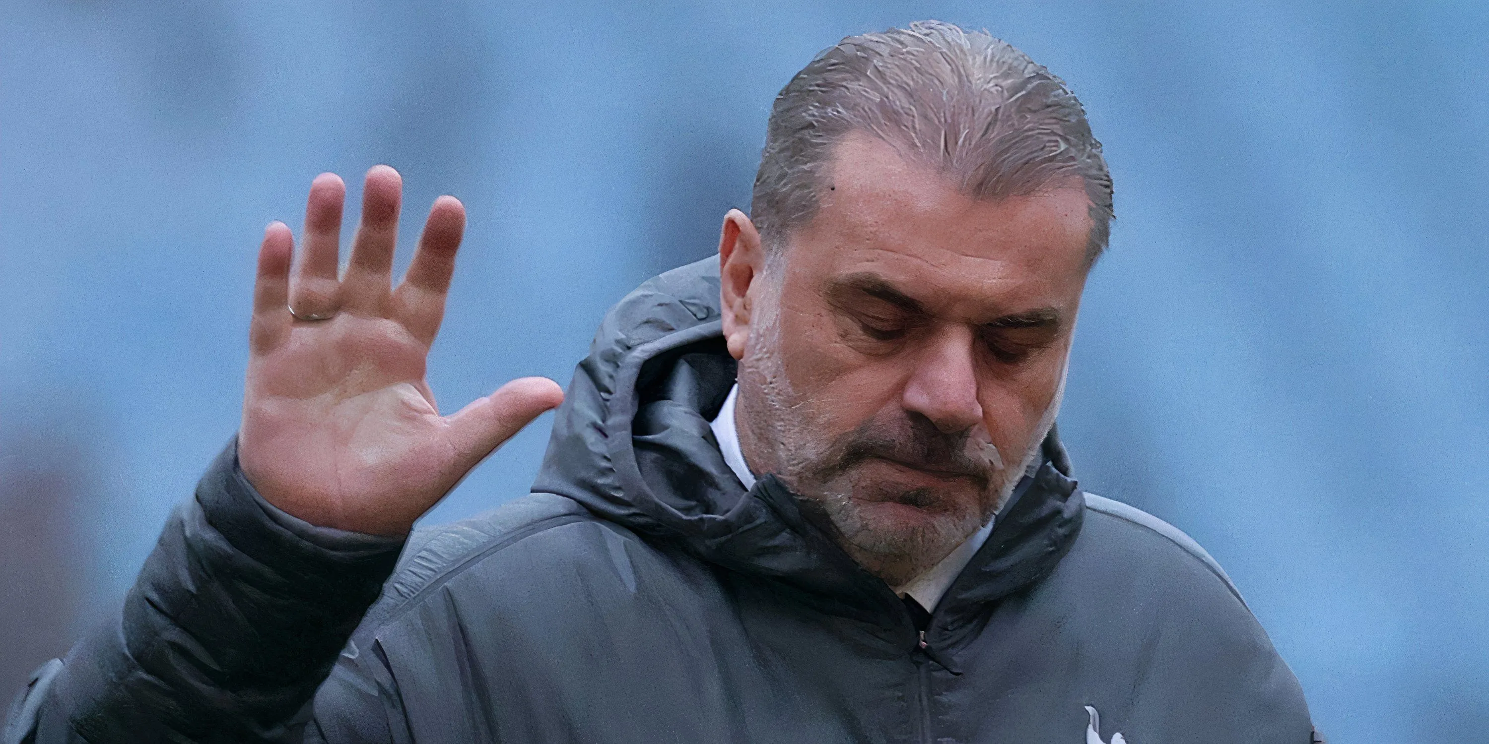 HLV Ange Postecoglou của Tottenham đối mặt với nguy cơ mất đi trụ cột hàng phòng ngự.