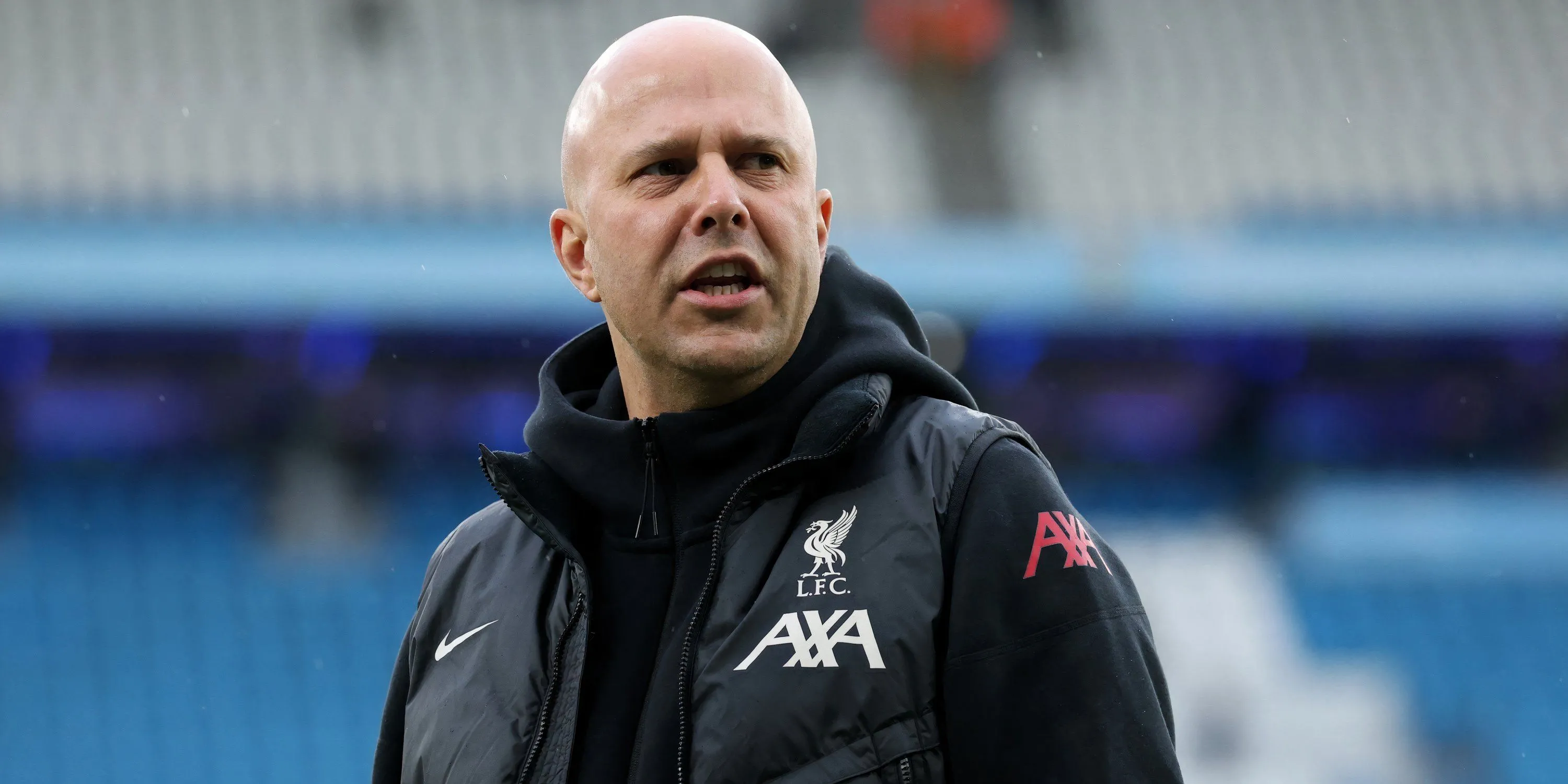 Huấn luyện viên Arne Slot của Liverpool theo dõi trận đấu từ đường biên