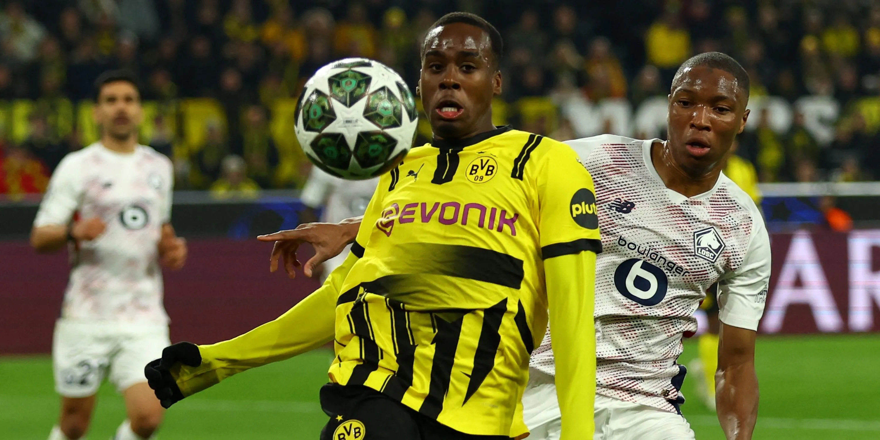 Jamie Bynoe-Gittens của Dortmund tranh chấp bóng