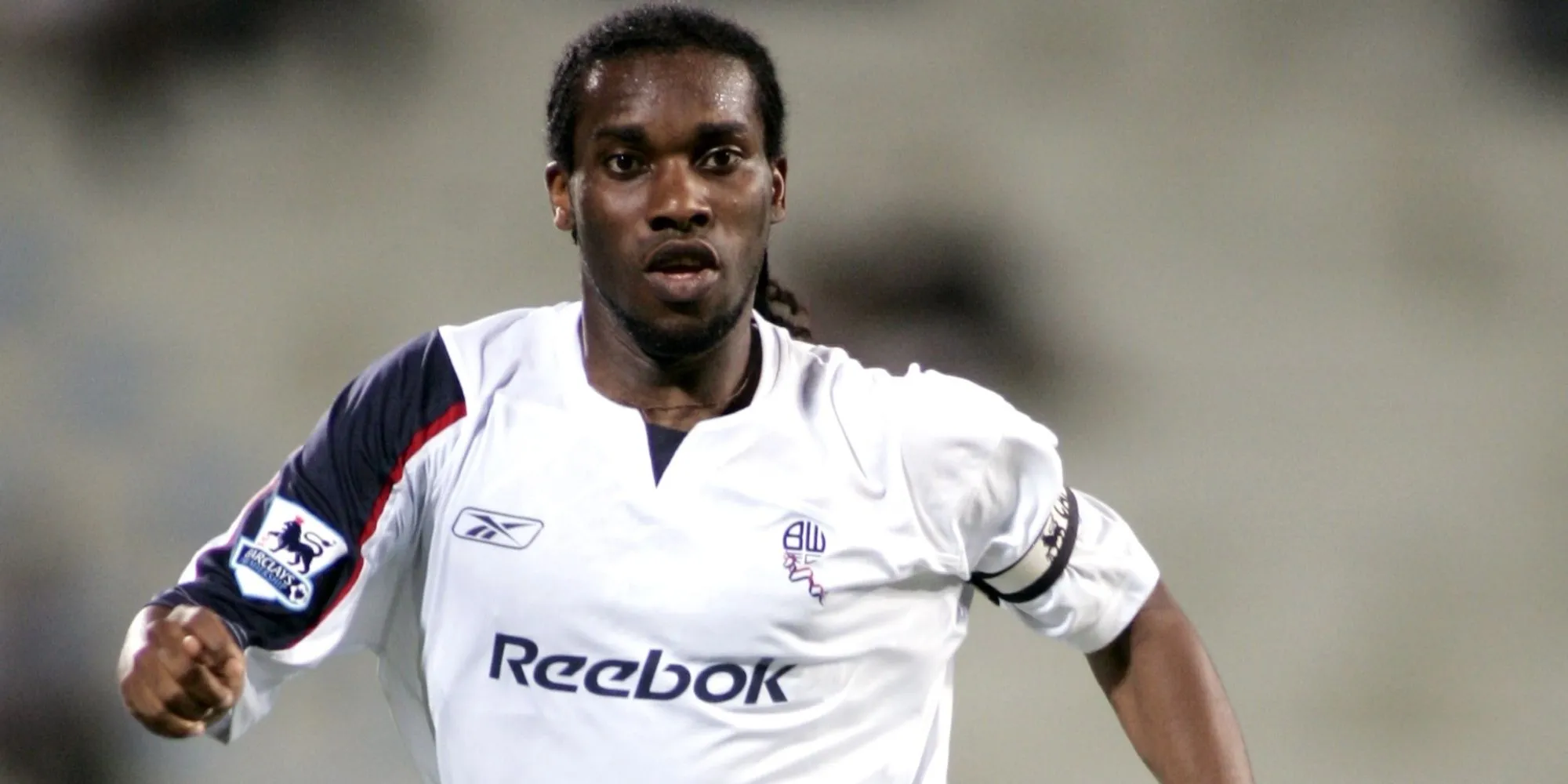 Jay-Jay Okocha thể hiện kỹ năng thượng thừa trong màu áo Bolton ở Premier League