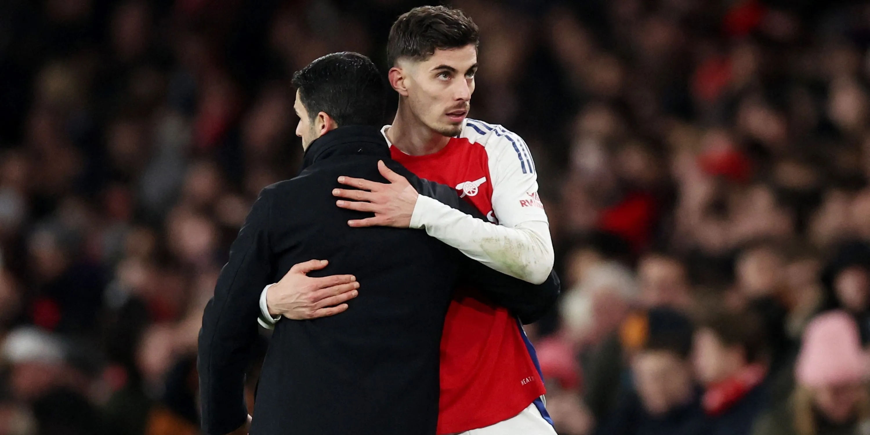 Kai Havertz và HLV Mikel Arteta bên ngoài đường biên