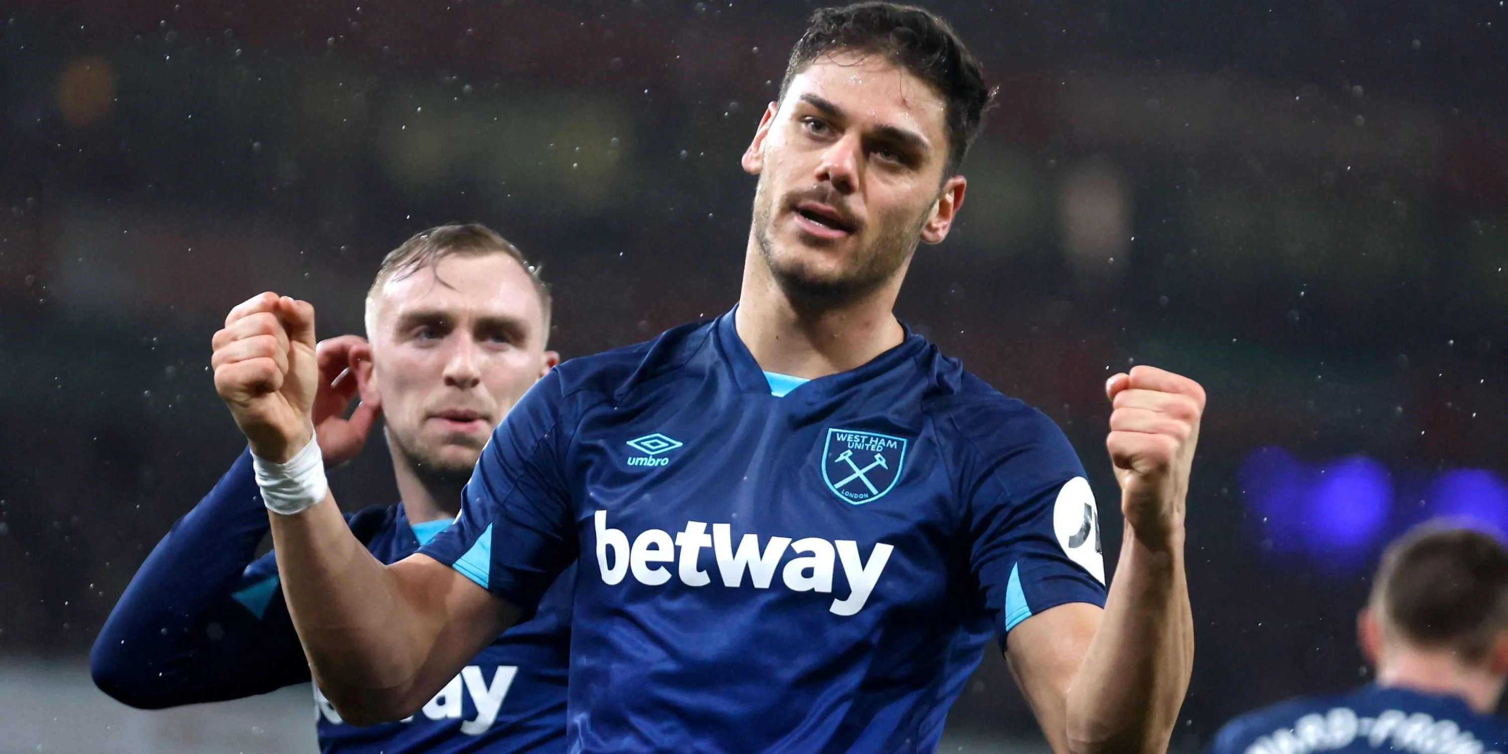 Konstantinos Mavropanos, trung vệ của West Ham United, trong một pha tranh chấp bóng