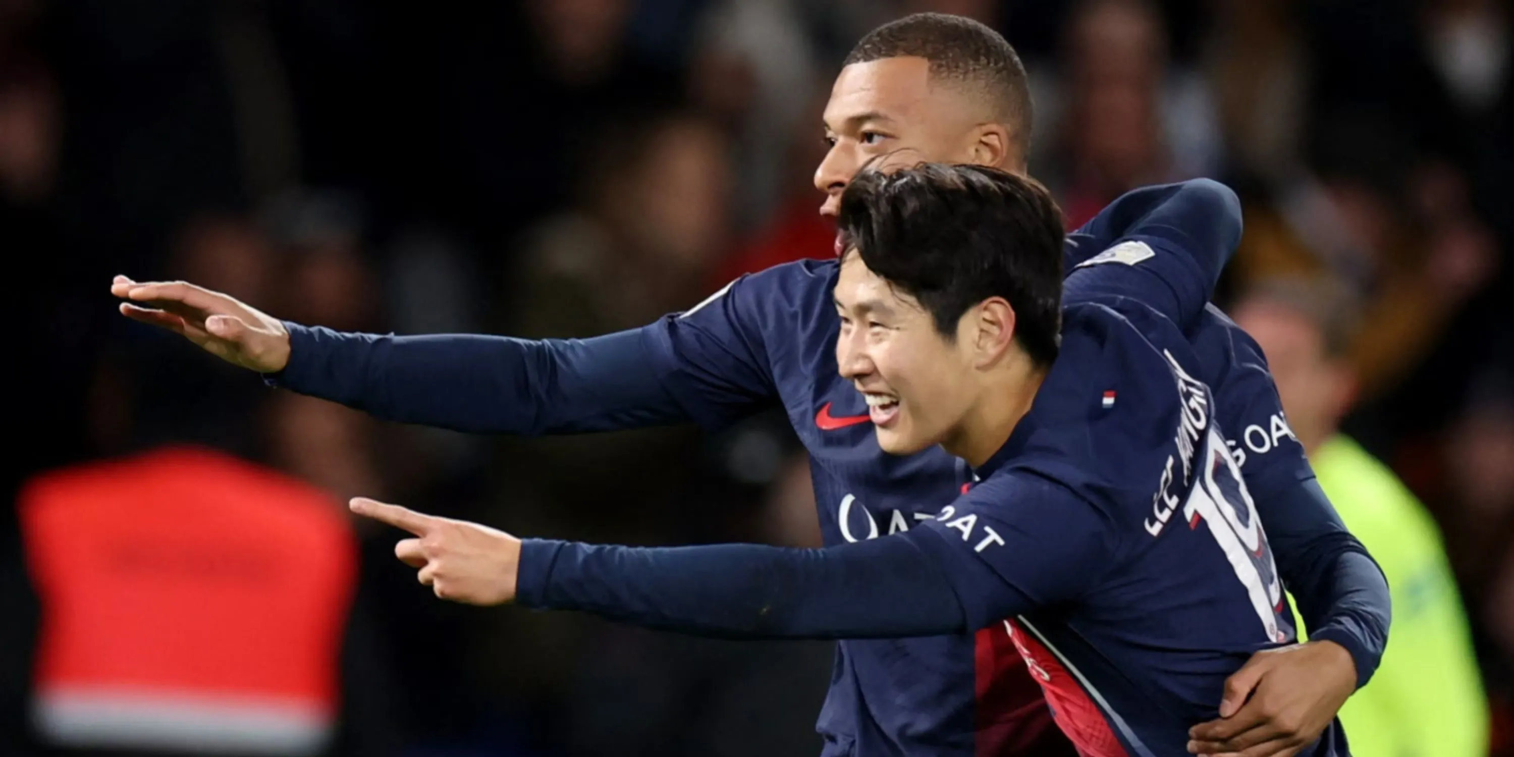 Lee Kang-in và Kylian Mbappe ăn mừng bàn thắng cho PSG