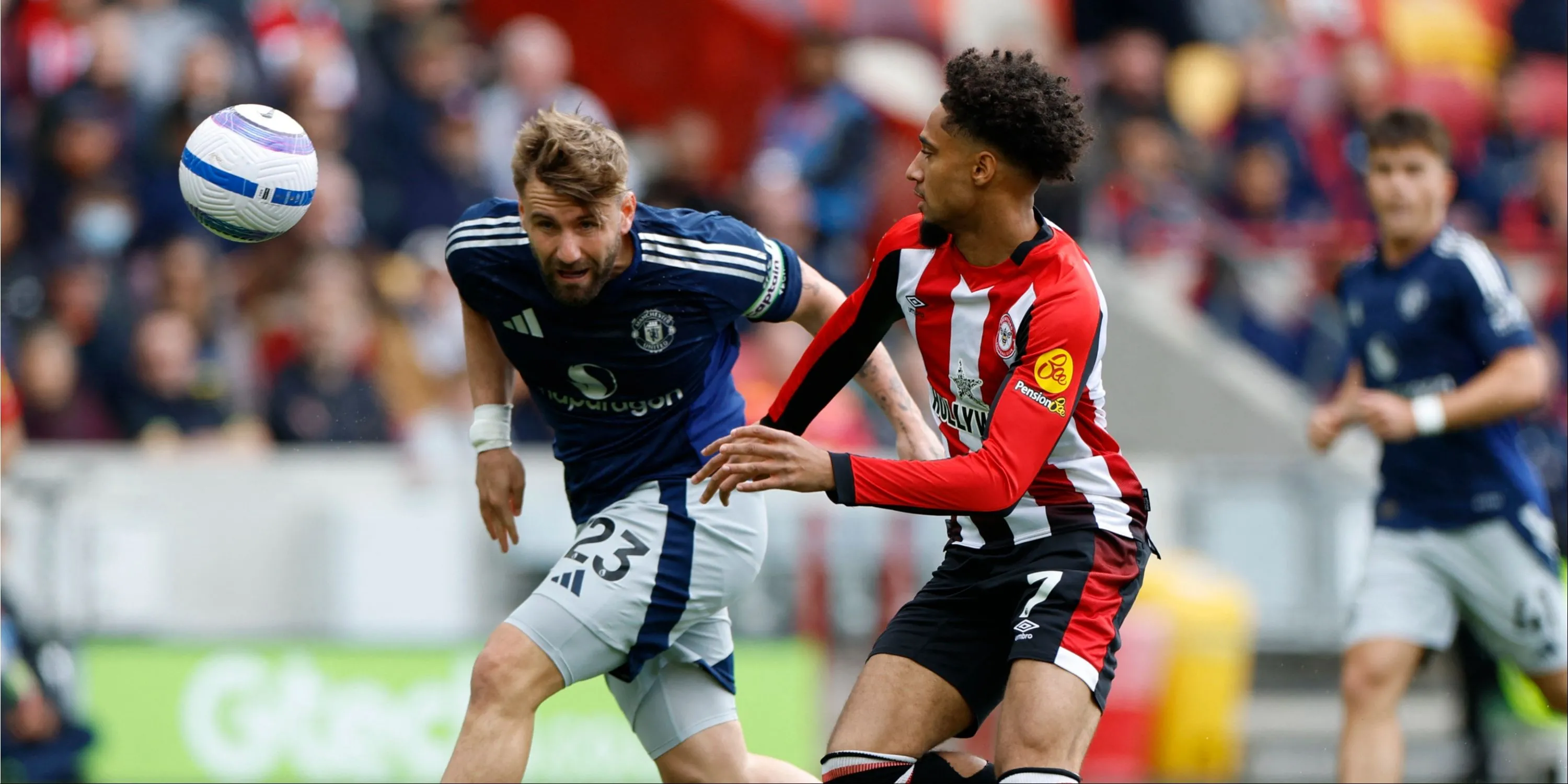 Luke Shaw (trái) trong pha tranh chấp với Kevin Schade của Brentford