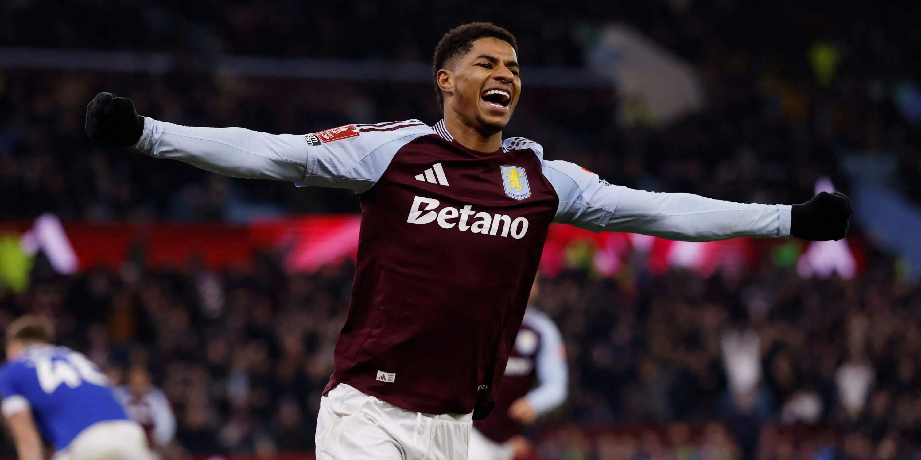 Marcus Rashford thi đấu cho Aston Villa tại Premier League