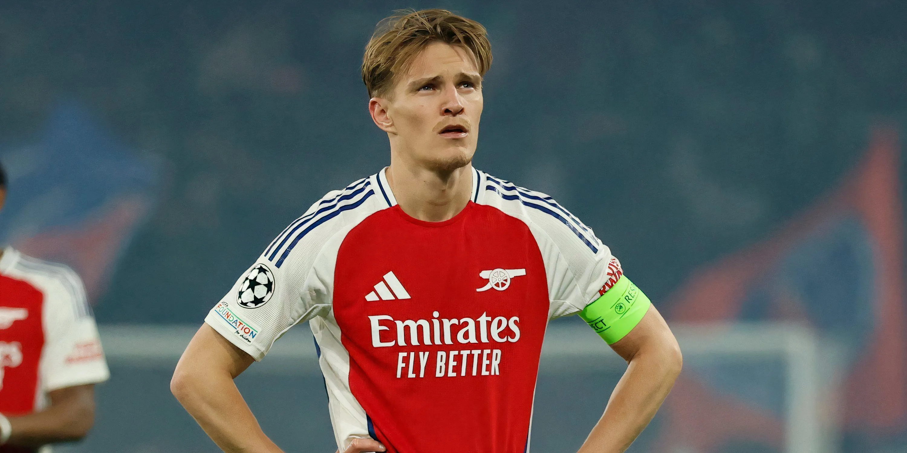 Martin Odegaard trầm ngâm trên sân sau một trận đấu không thành công của Arsenal tại Champions League