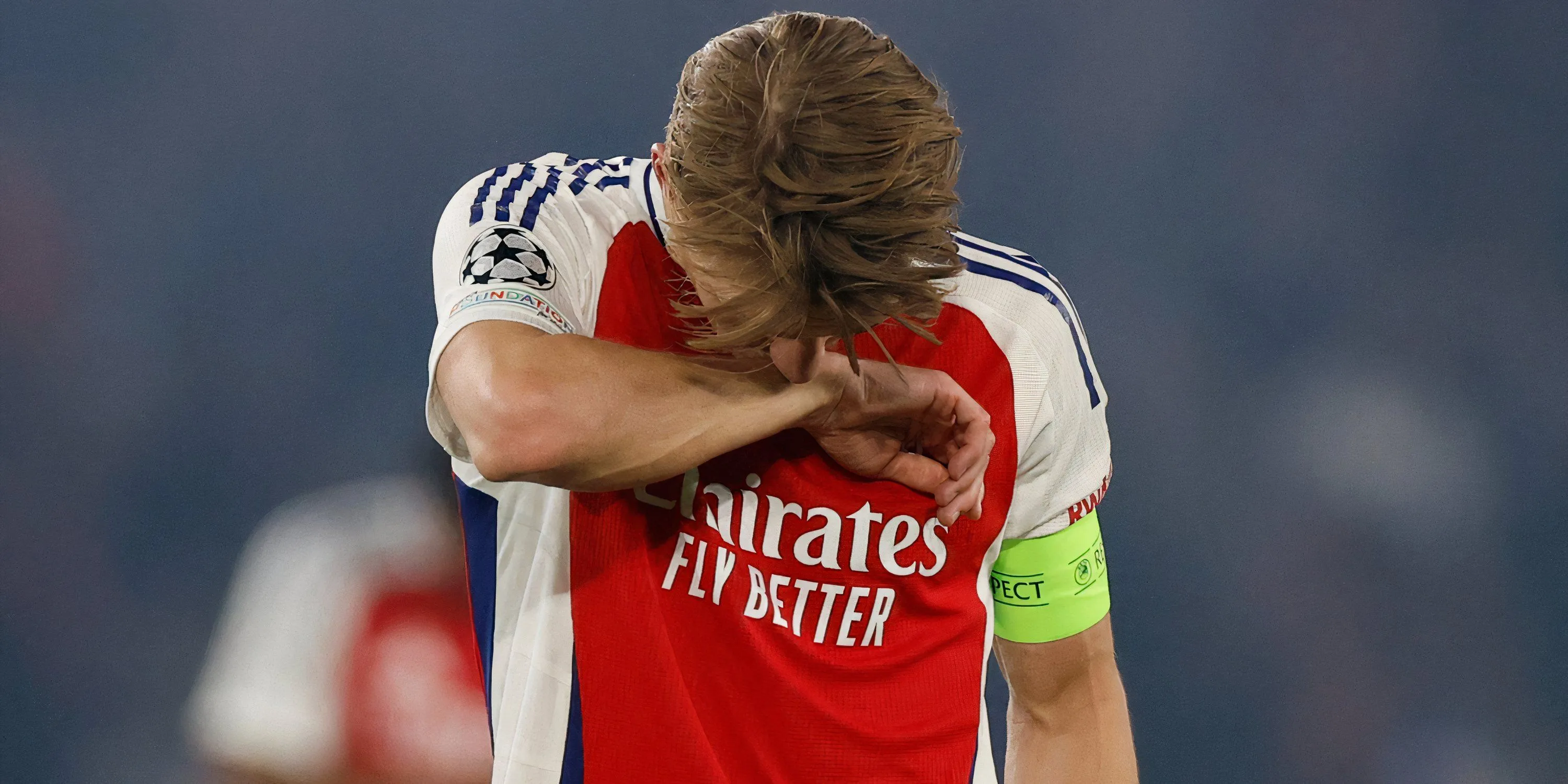 Martin Odegaard trong một khoảnh khắc thi đấu cho Arsenal, phong độ của anh đang là dấu hỏi lớn
