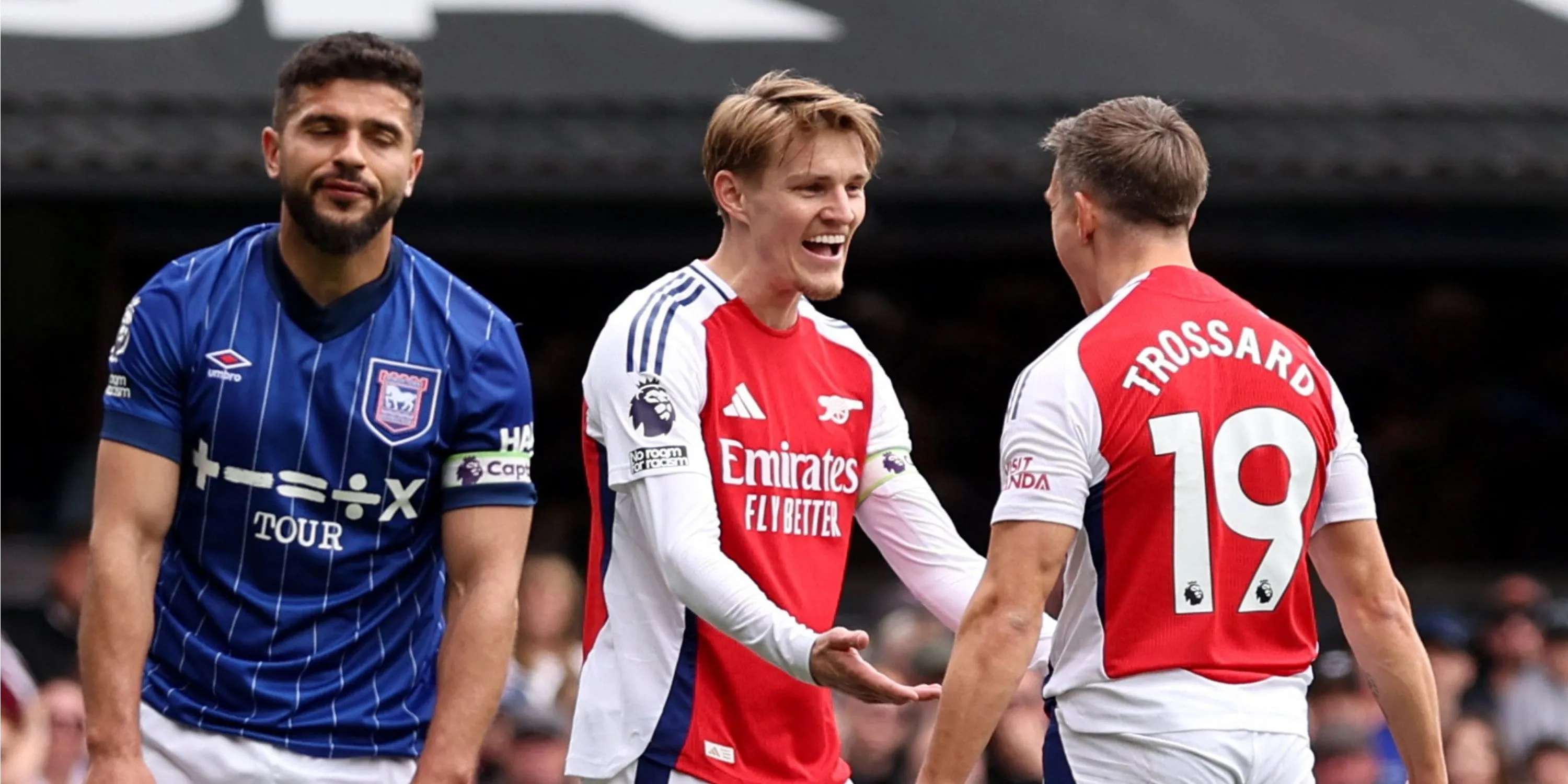 Martin Odegaard và Leandro Trossard trong một pha phối hợp tấn công của Arsenal, tìm kiếm khoảng trống trước hàng thủ đối phương