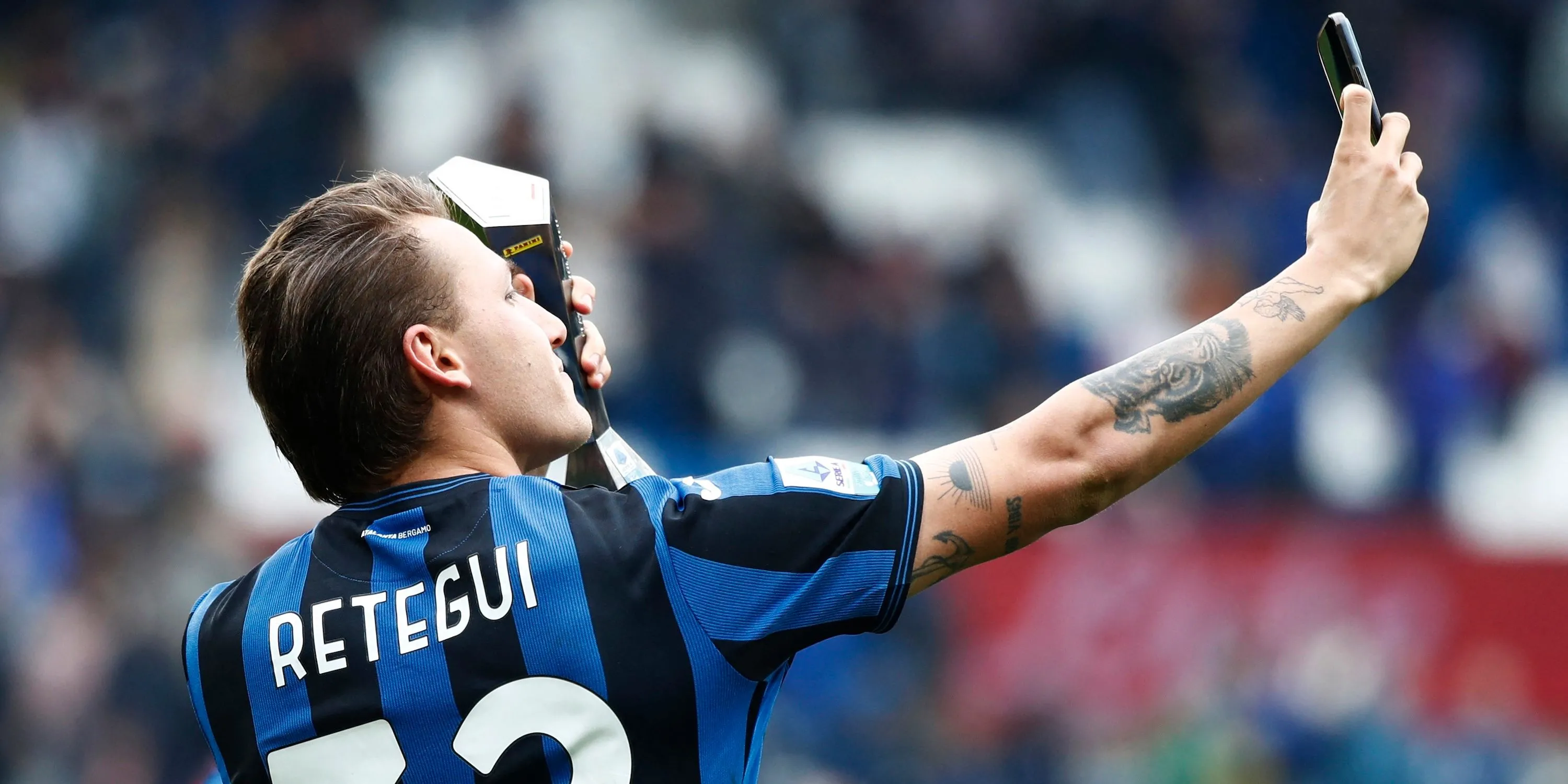 Mateo Retegui ăn mừng với danh hiệu Cầu thủ xuất sắc nhất trận cho Atalanta