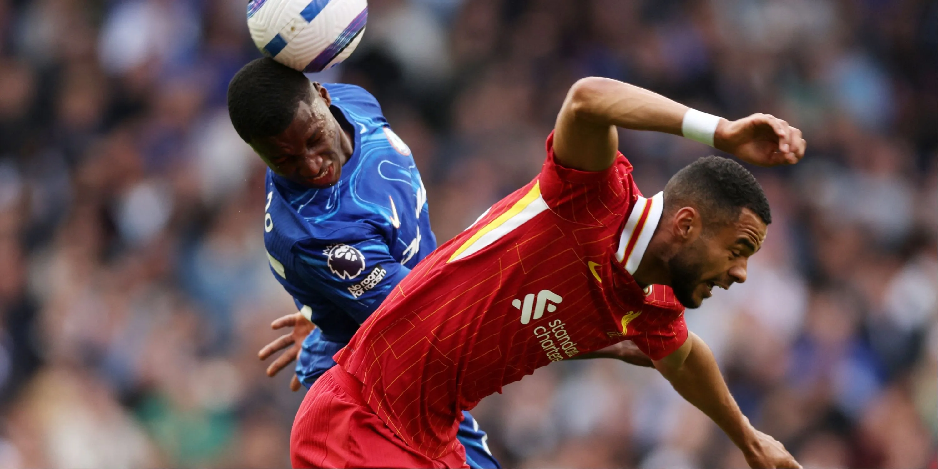 Moises Caicedo (Chelsea) trong pha tranh chấp với Cody Gakpo (Liverpool)