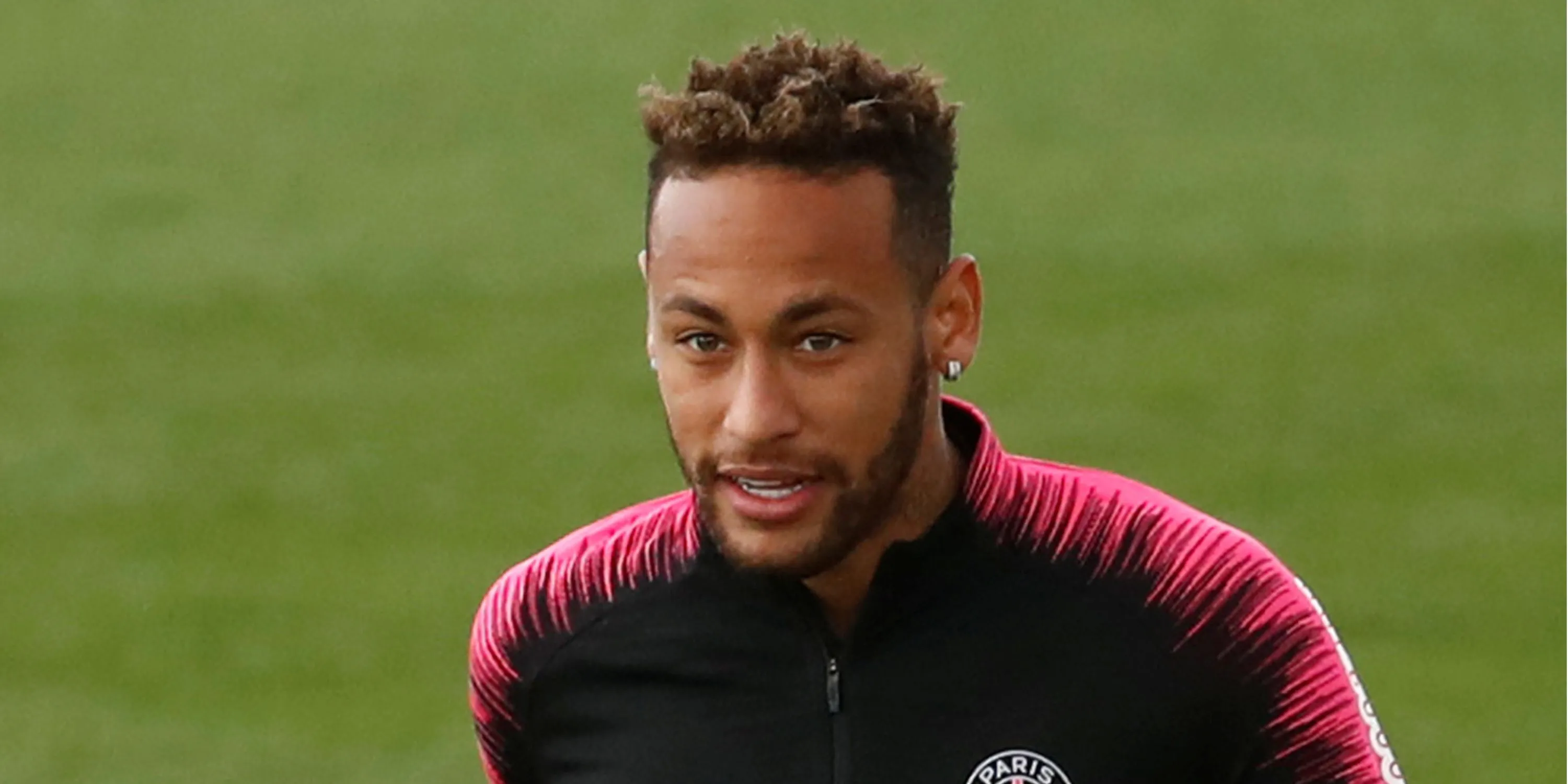 Neymar Jr với phong cách chơi bóng kỹ thuật đầy mê hoặc và hiệu quả trên sân