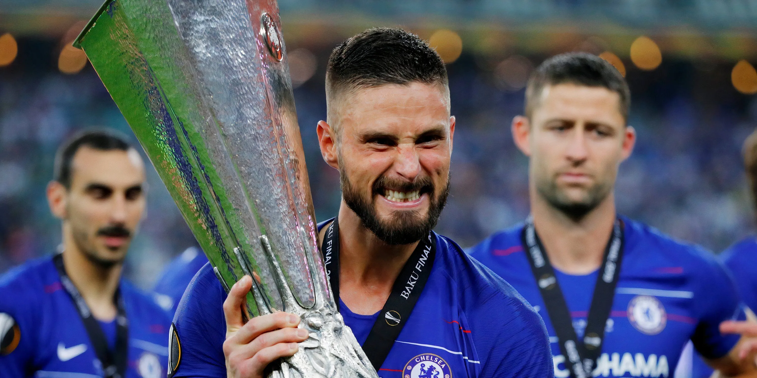 Olivier Giroud của Chelsea ăn mừng với cúp vô địch Europa League