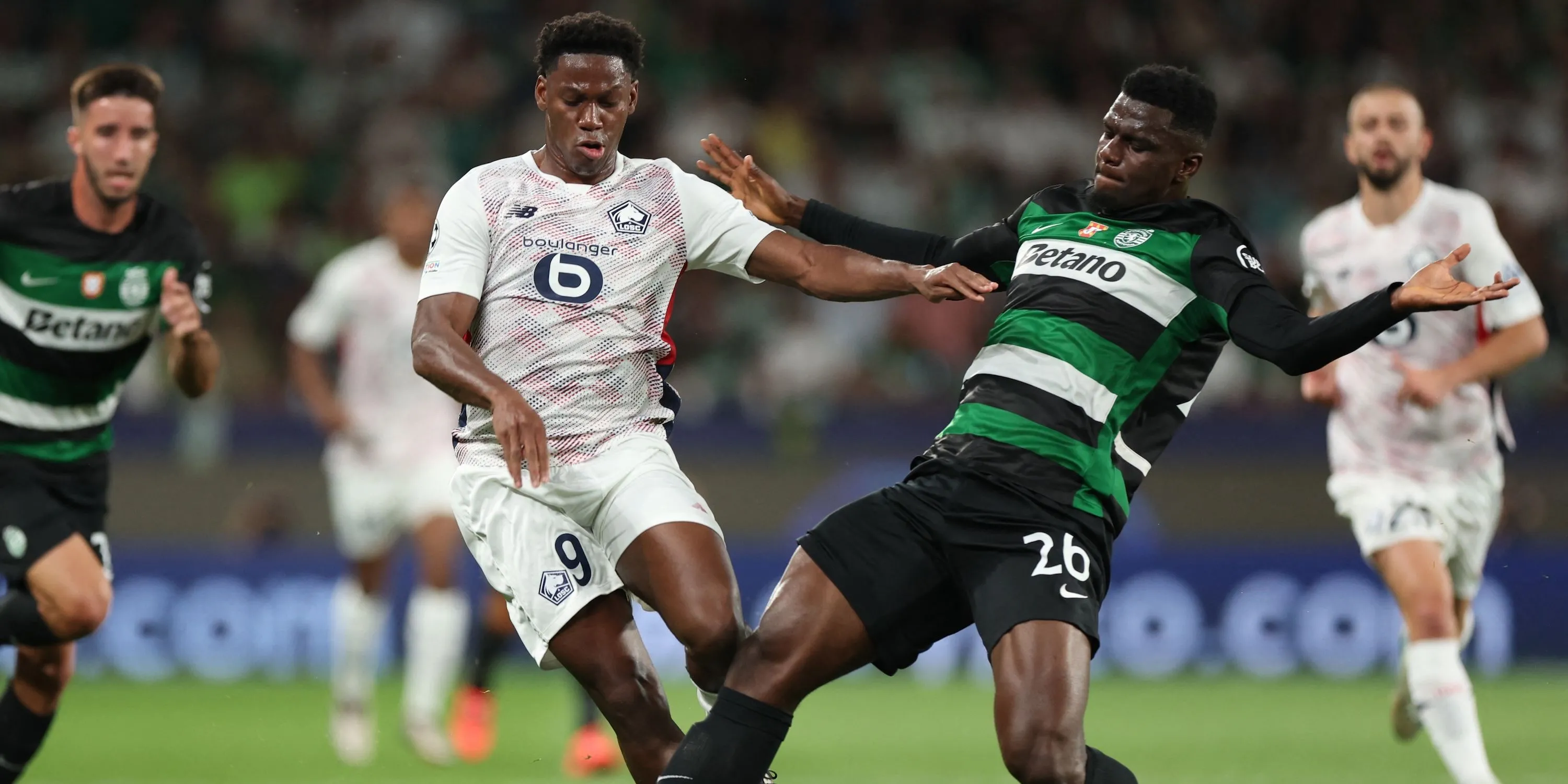 Ousmane Diomande (Sporting CP) tranh bóng quyết liệt với Jonathan David (Lille)