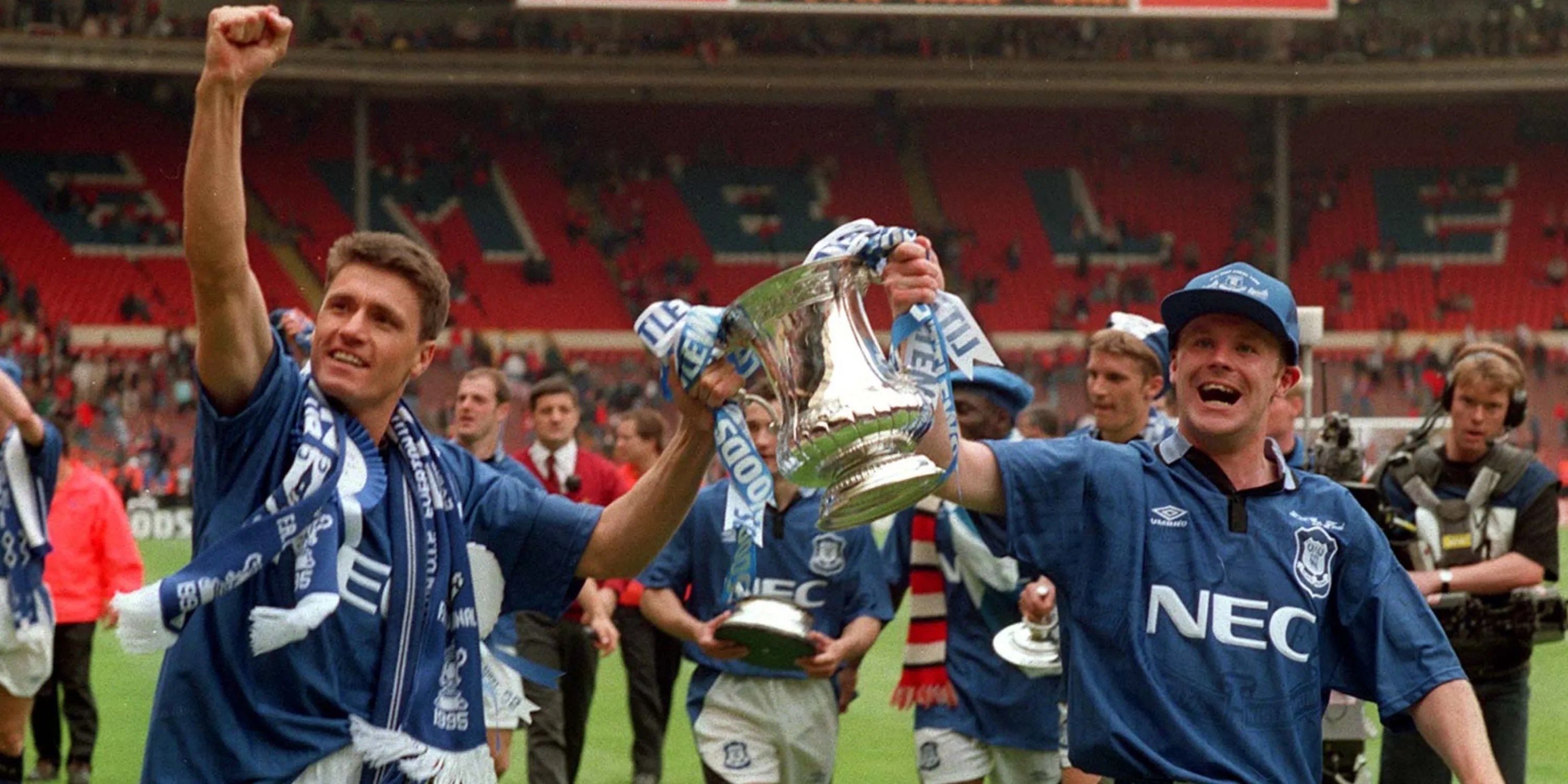 Paul Rideout và Graham Stuart của Everton ăn mừng chức vô địch FA Cup