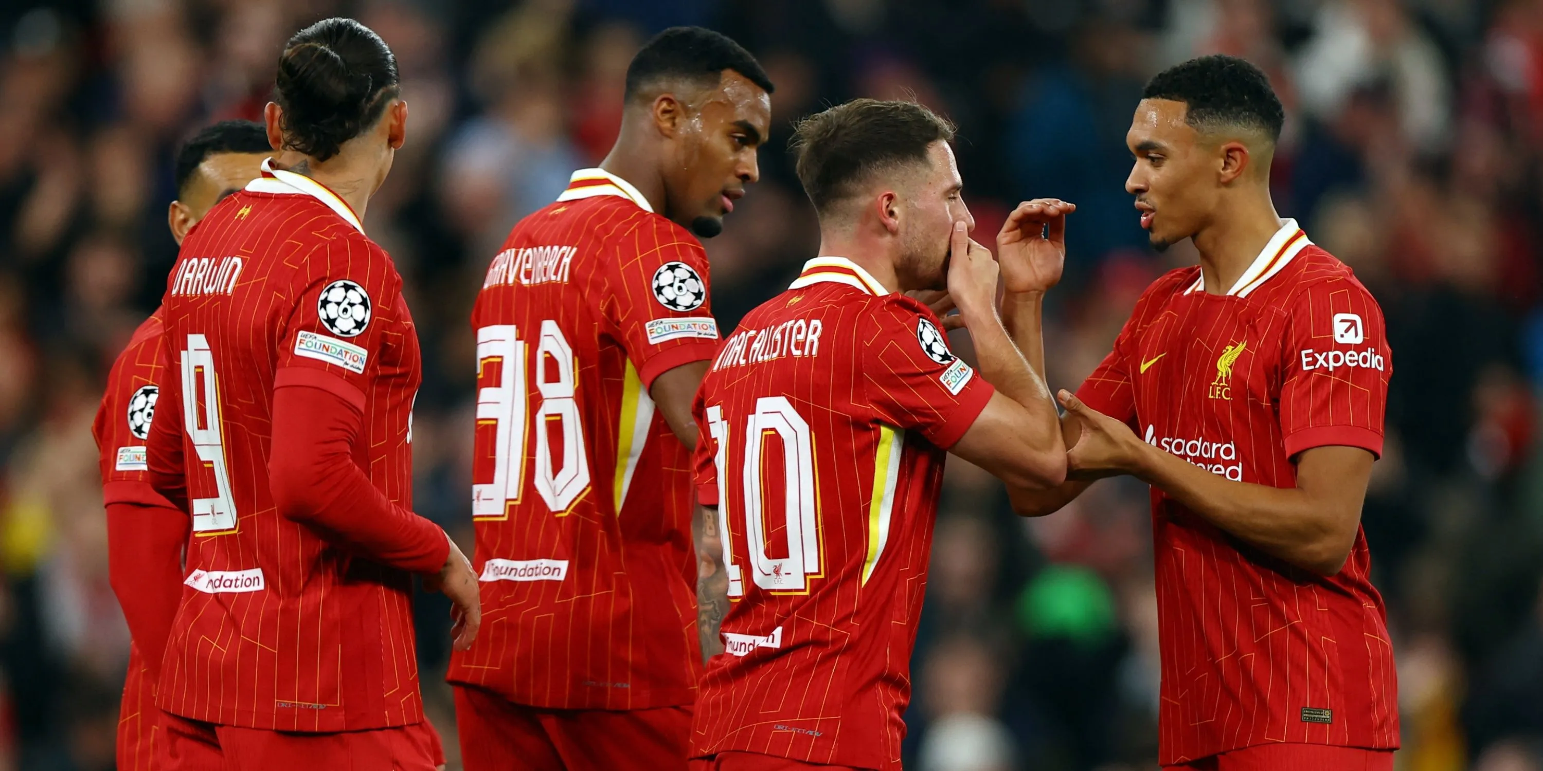 Ryan Gravenberch kéo bóng cho Liverpool