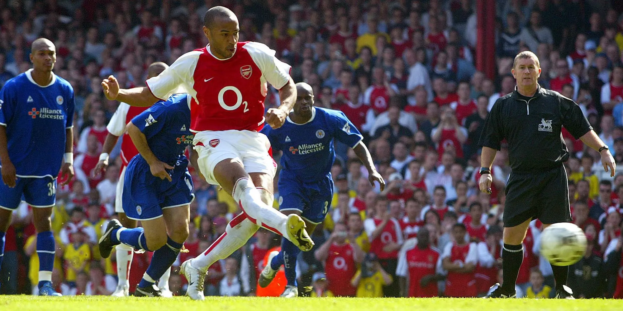 Thierry Henry chuẩn bị thực hiện quả phạt đền quan trọng cho Arsenal