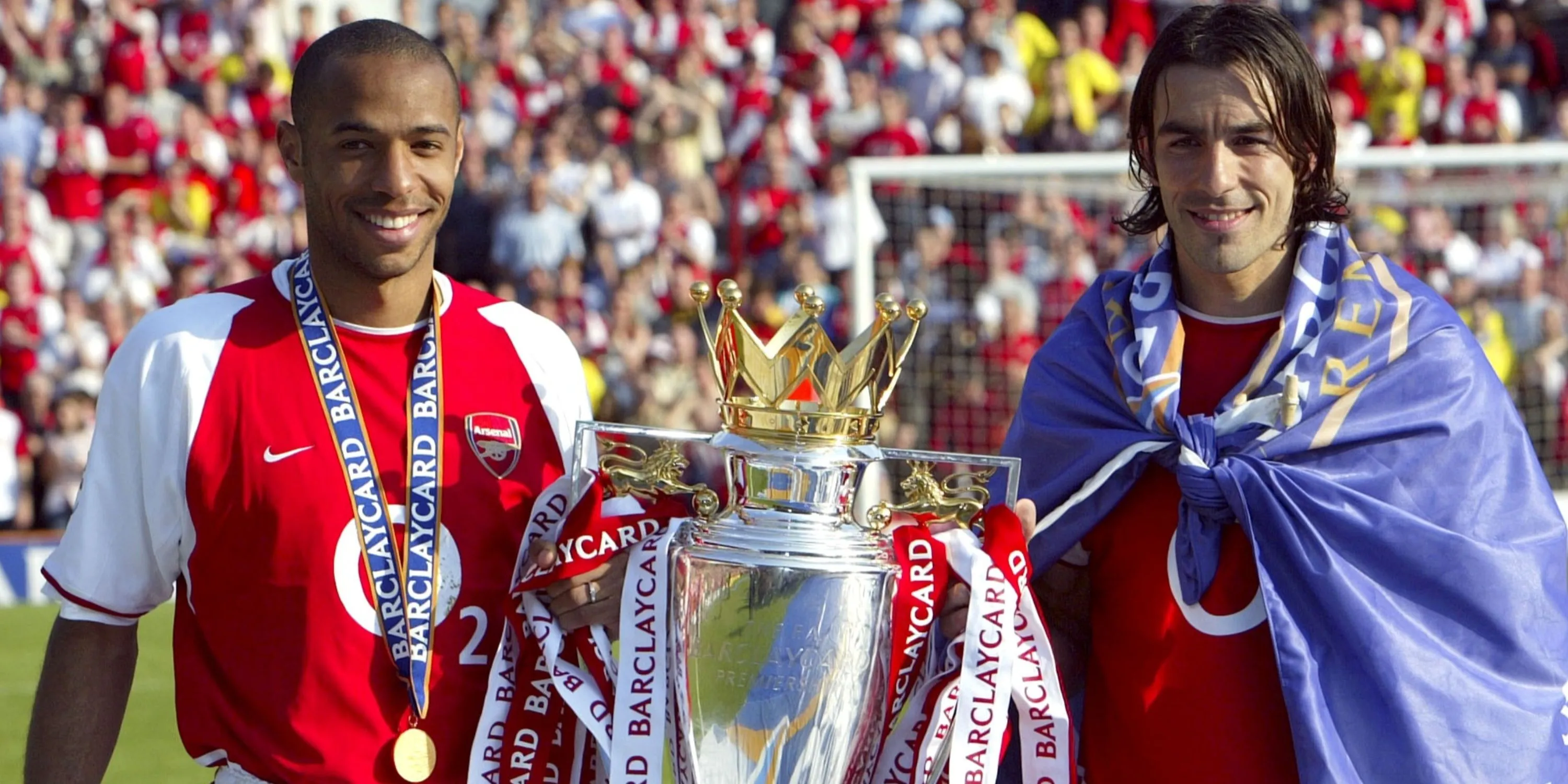 Thierry Henry và Robert Pires của Arsenal ăn mừng cùng cúp Ngoại hạng Anh