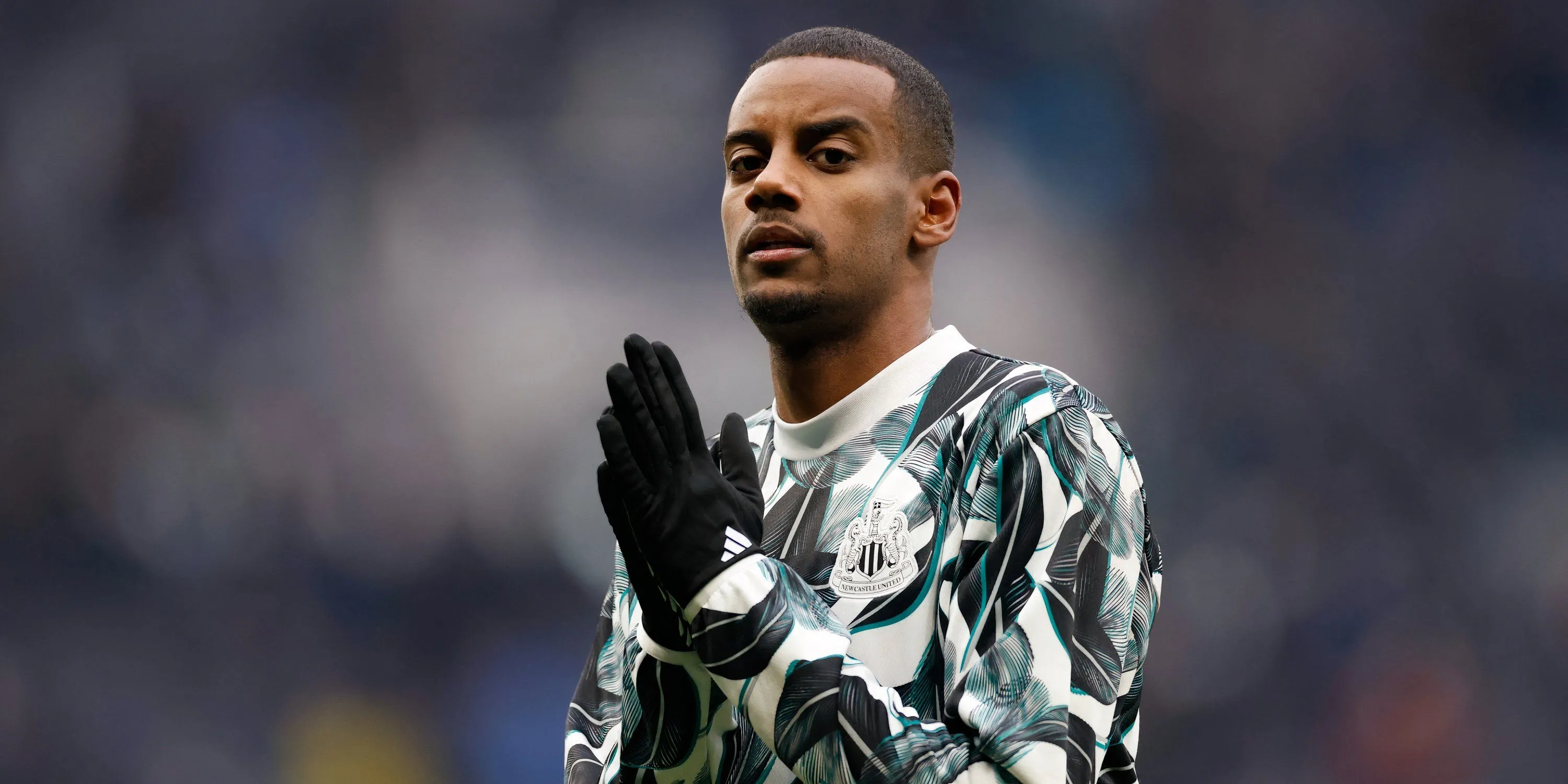 Tiền đạo Alexander Isak của Newcastle United trên sân cỏ