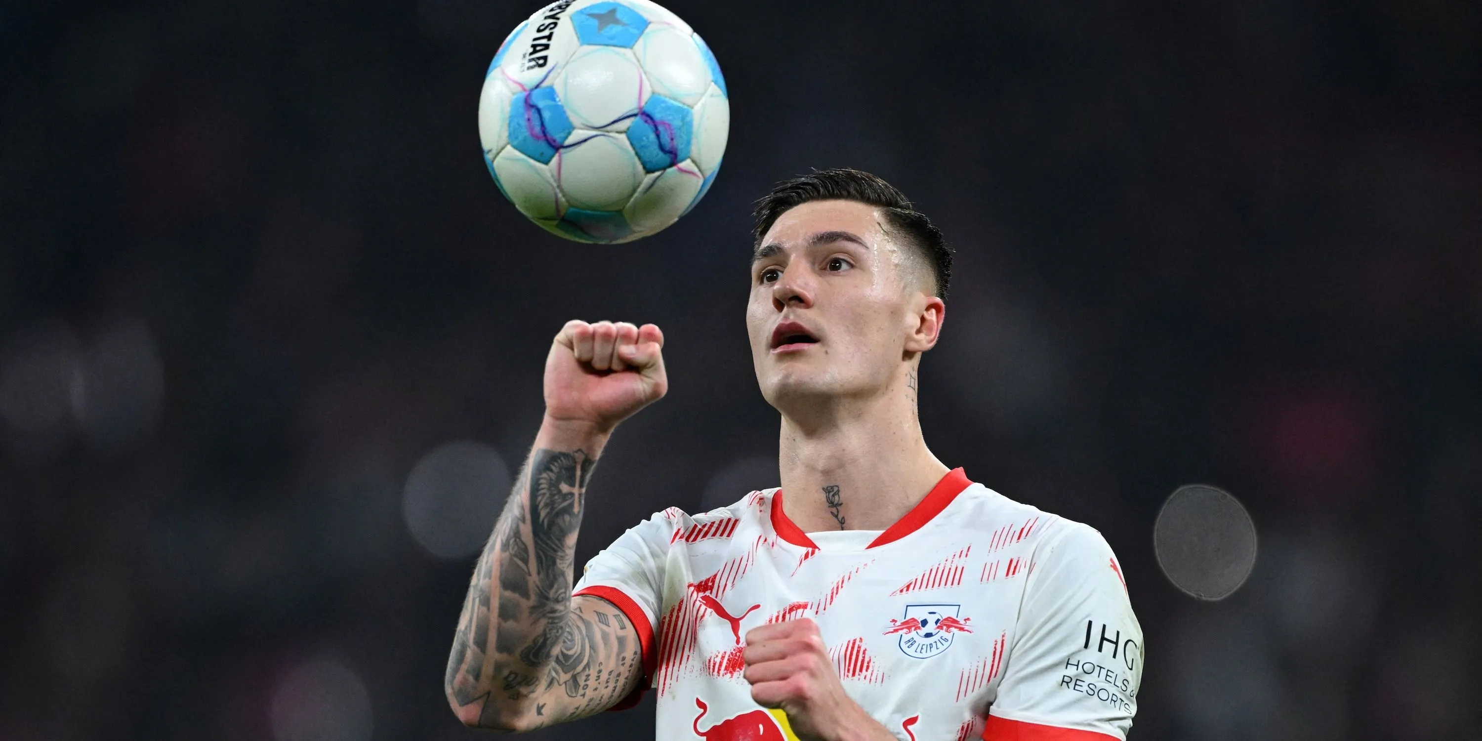 Tiền đạo Benjamin Sesko của RB Leipzig trước khi thực hiện phạt đền