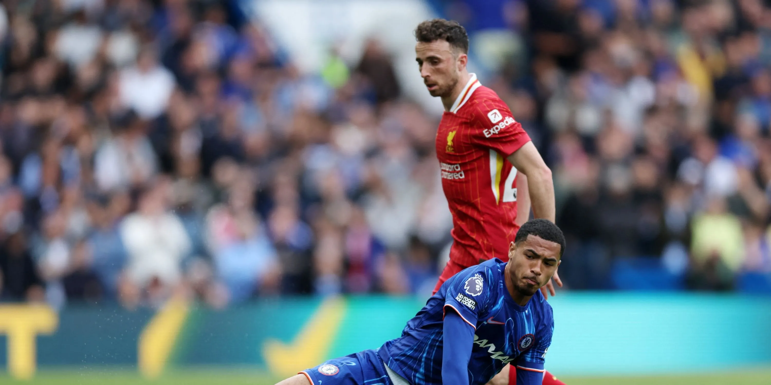 Tiền đạo Diogo Jota lộ rõ vẻ thất vọng trong màu áo Liverpool ở trận thua Chelsea