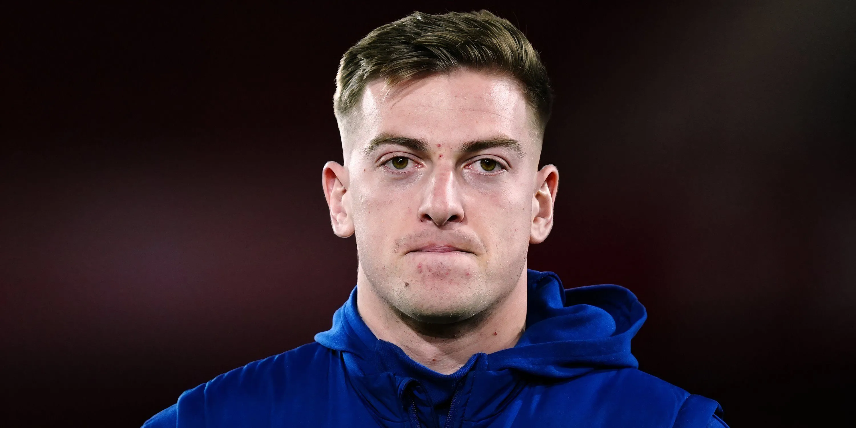 Tiền đạo Liam Delap của Ipswich Town trong lúc khởi động trước trận đấu