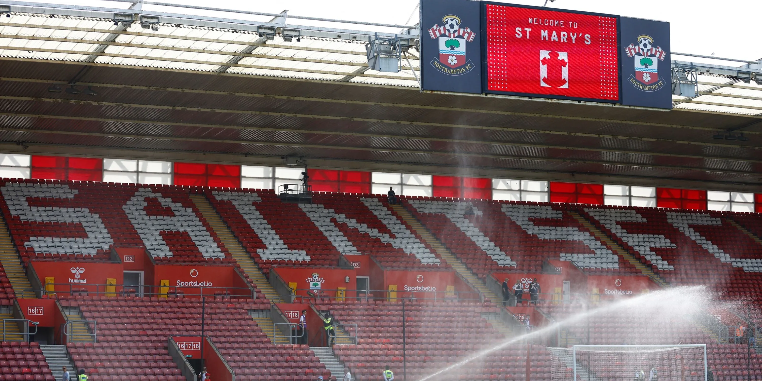 Tiền đạo Southampton ăn mừng bàn thắng trong trận đấu