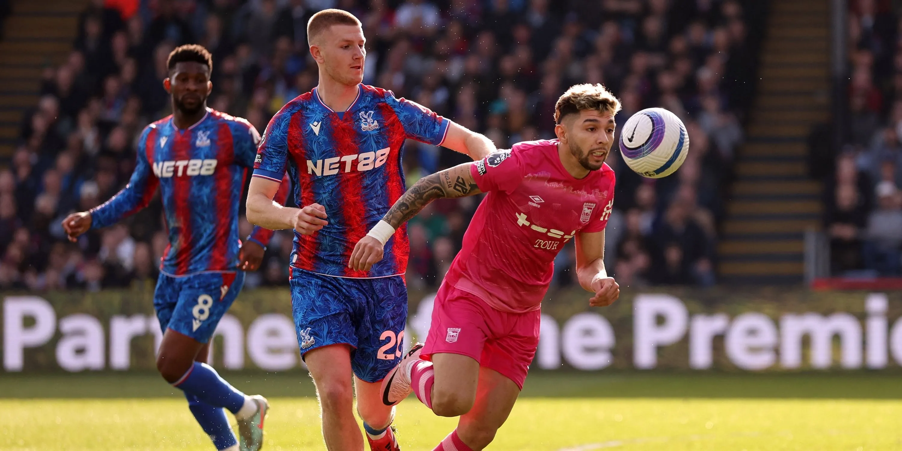 Tiền vệ Adam Wharton của Crystal Palace đối đầu với cầu thủ Ipswich Town