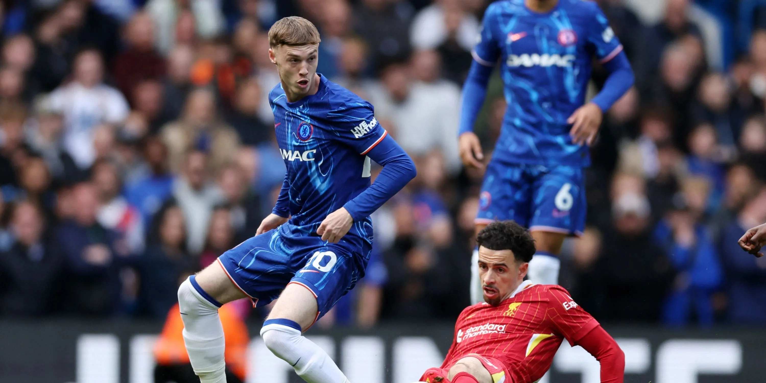 Tiền vệ Curtis Jones (Liverpool) tranh chấp bóng quyết liệt với Cole Palmer (Chelsea)