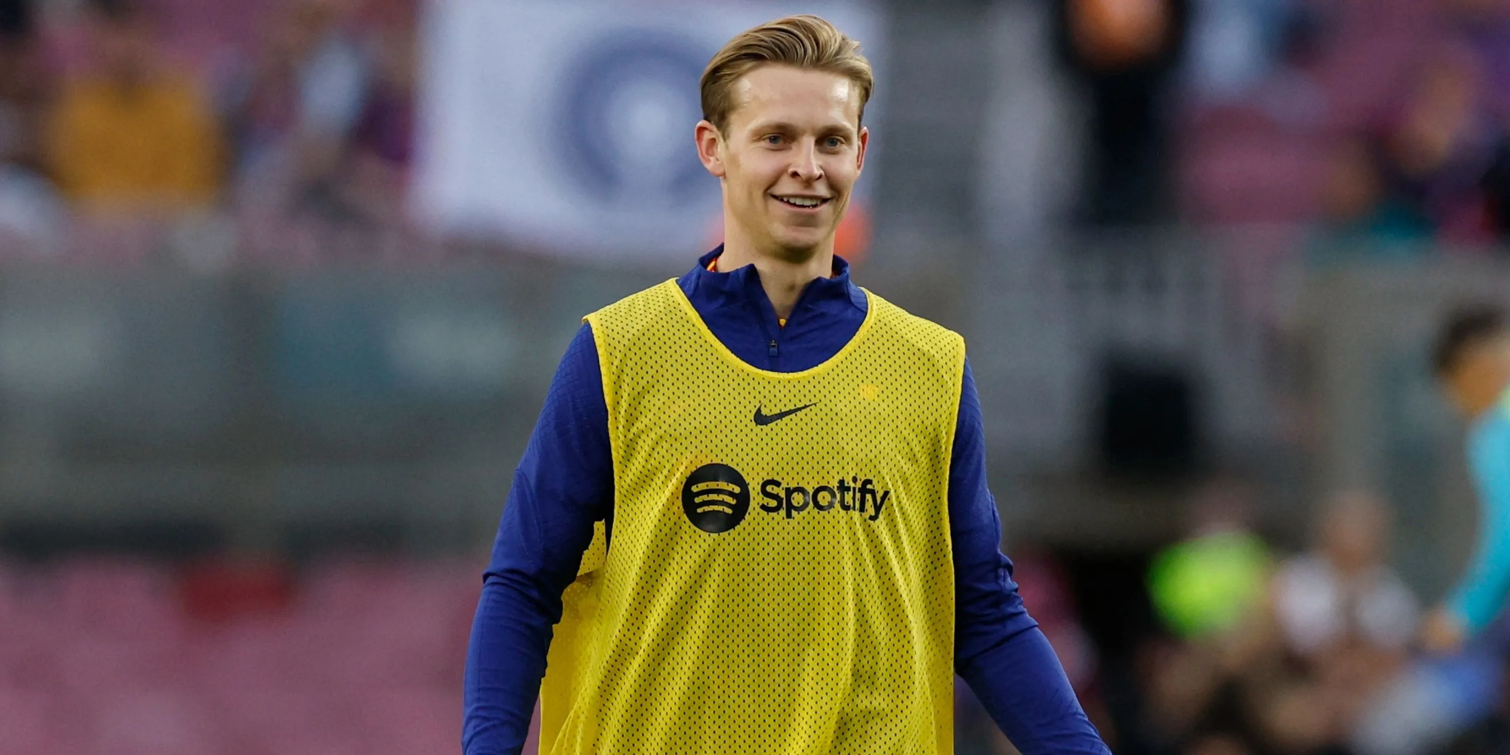 Tiền vệ Frenkie de Jong trong màu áo Barcelona đối đầu Man United