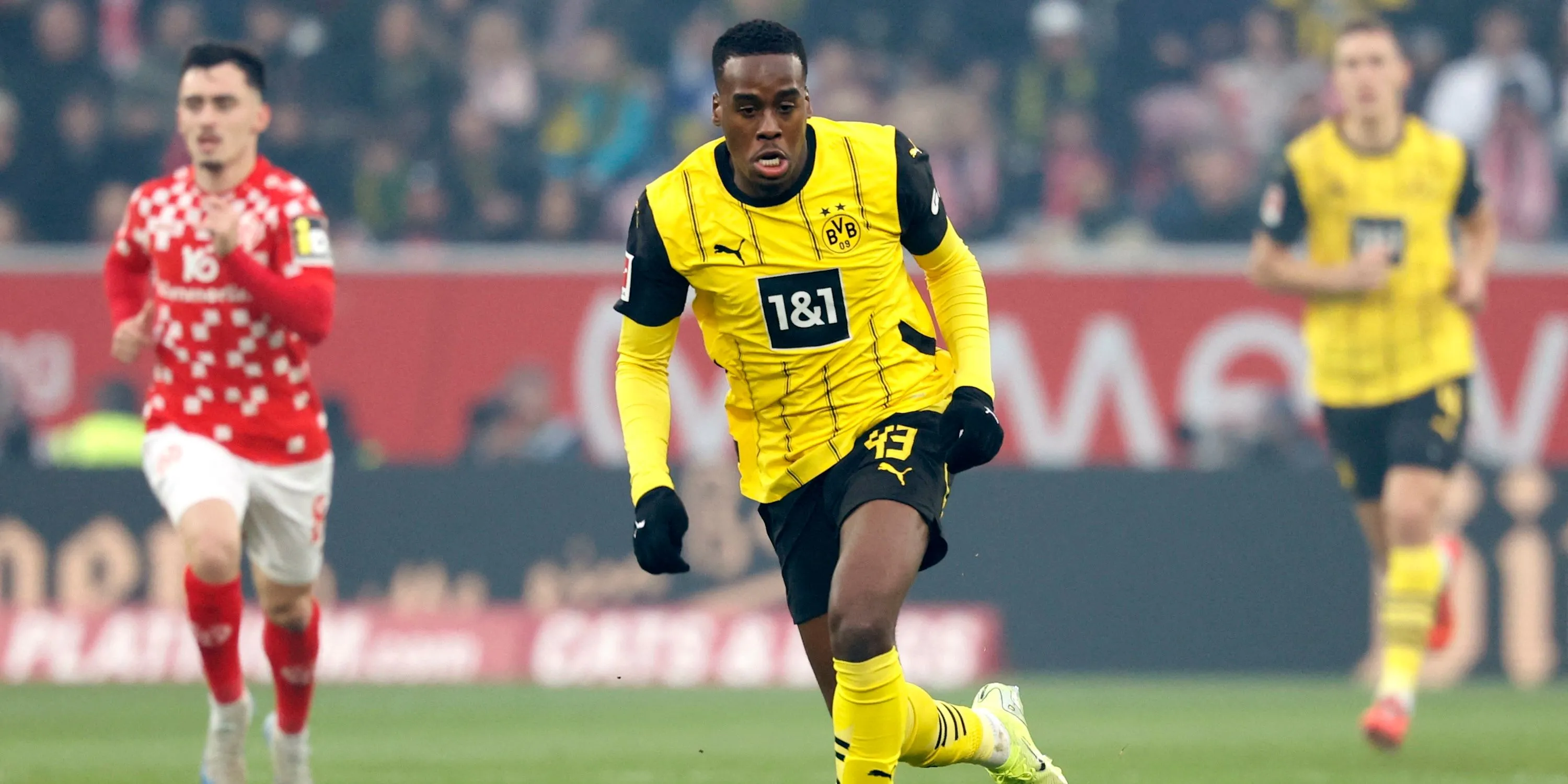 Tiền vệ Jamie Bynoe-Gittens của Borussia Dortmund trong một pha bóng