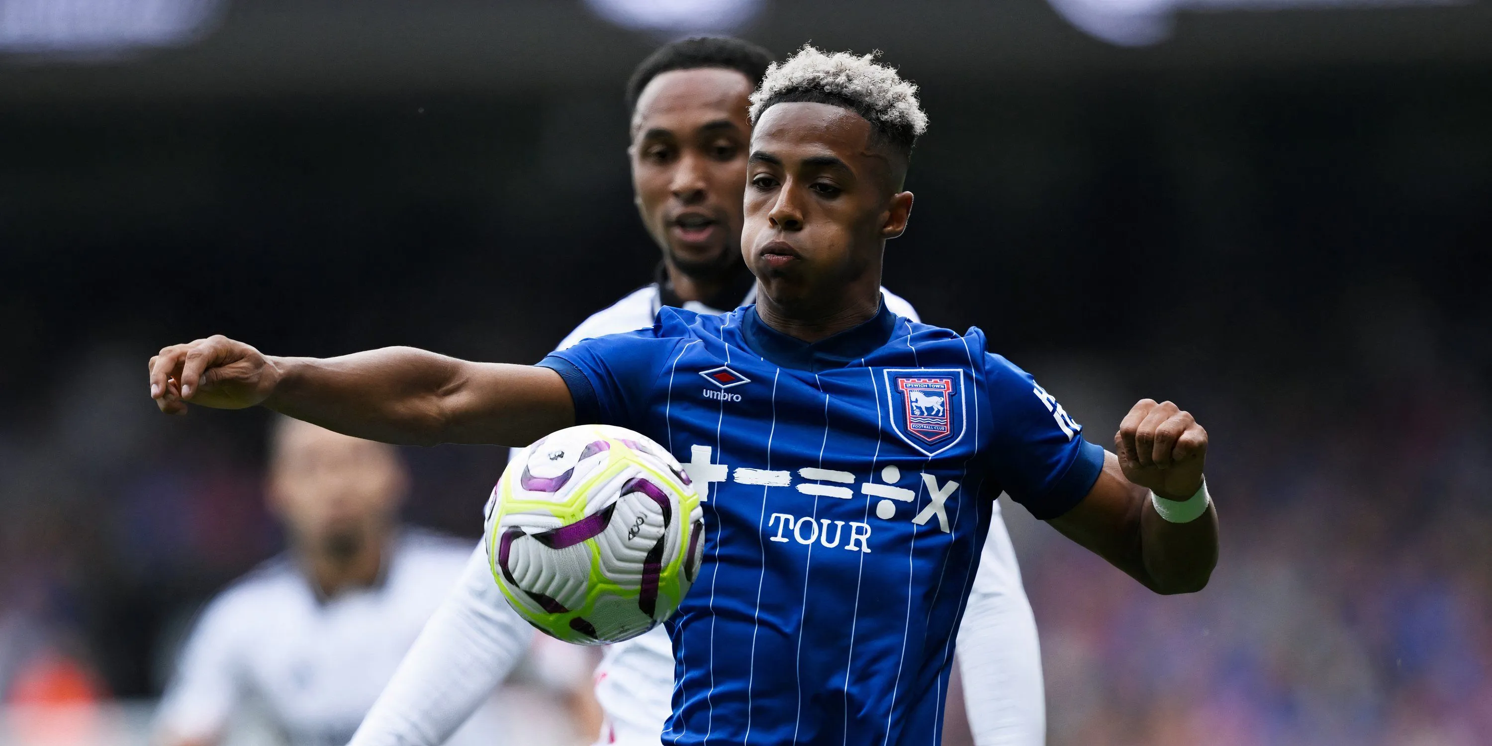 Tiền vệ tấn công Omari Hutchinson trong màu áo Ipswich Town
