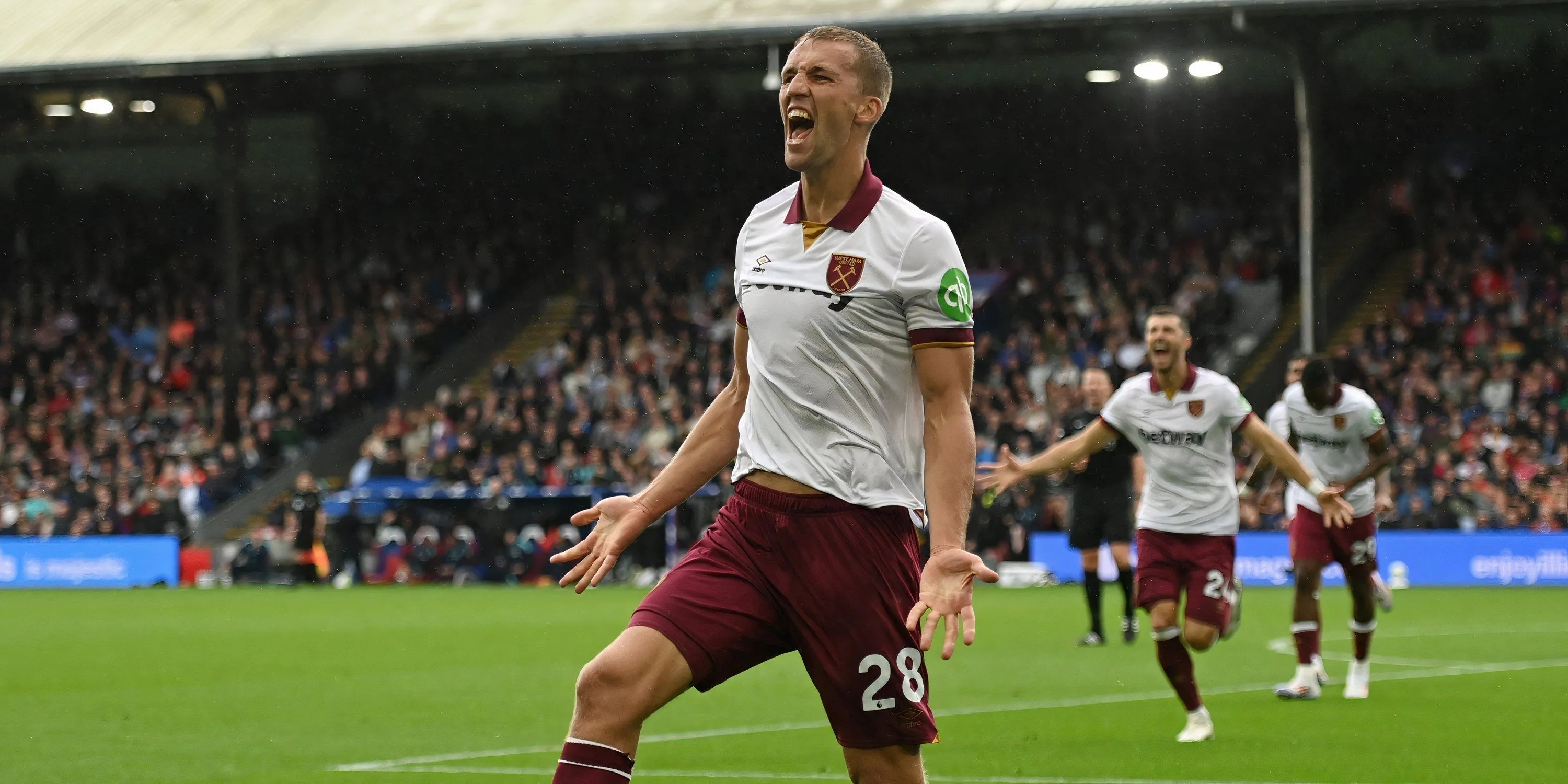 Tiền vệ Tomas Soucek của West Ham United trên sân đấu