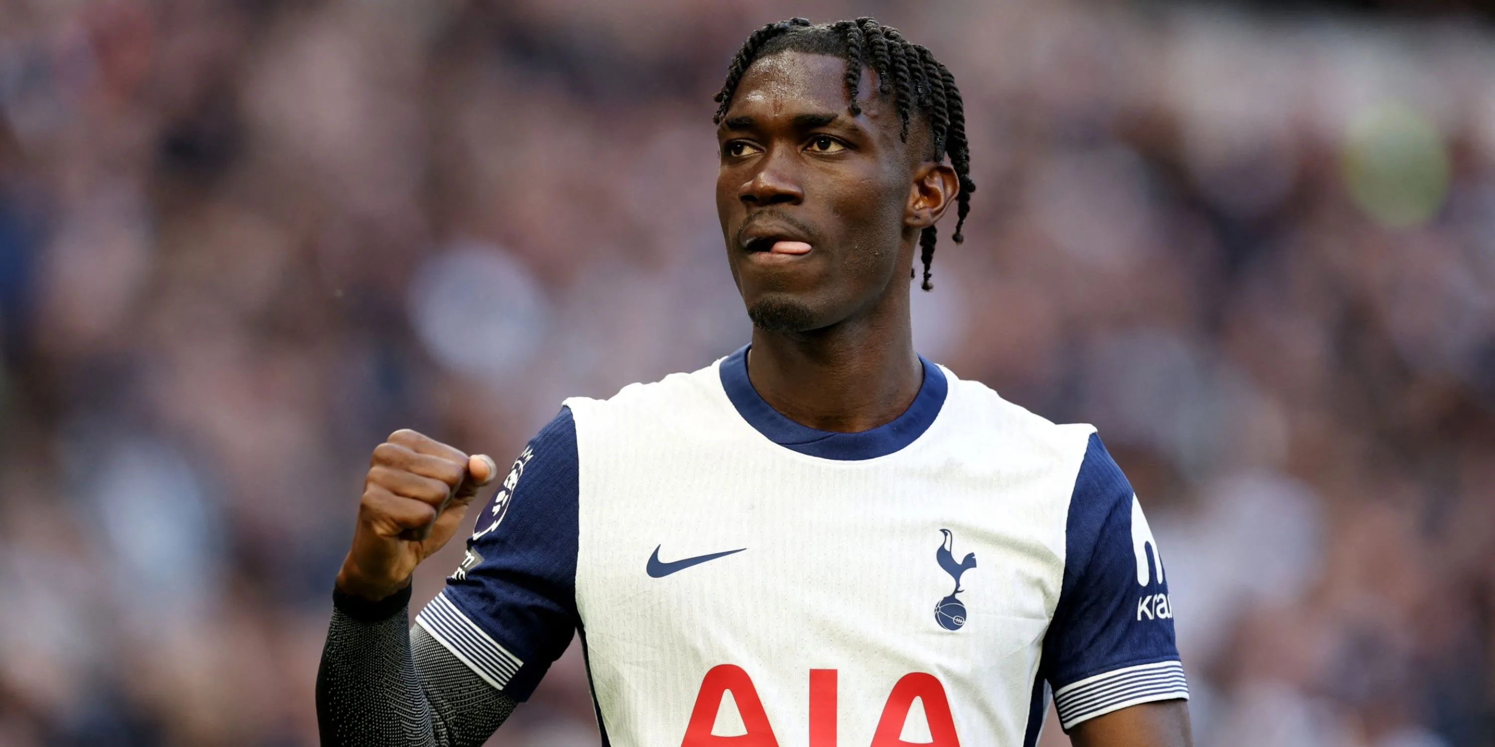 Tiền vệ Yves Bissouma trong một pha tranh chấp bóng cho Tottenham