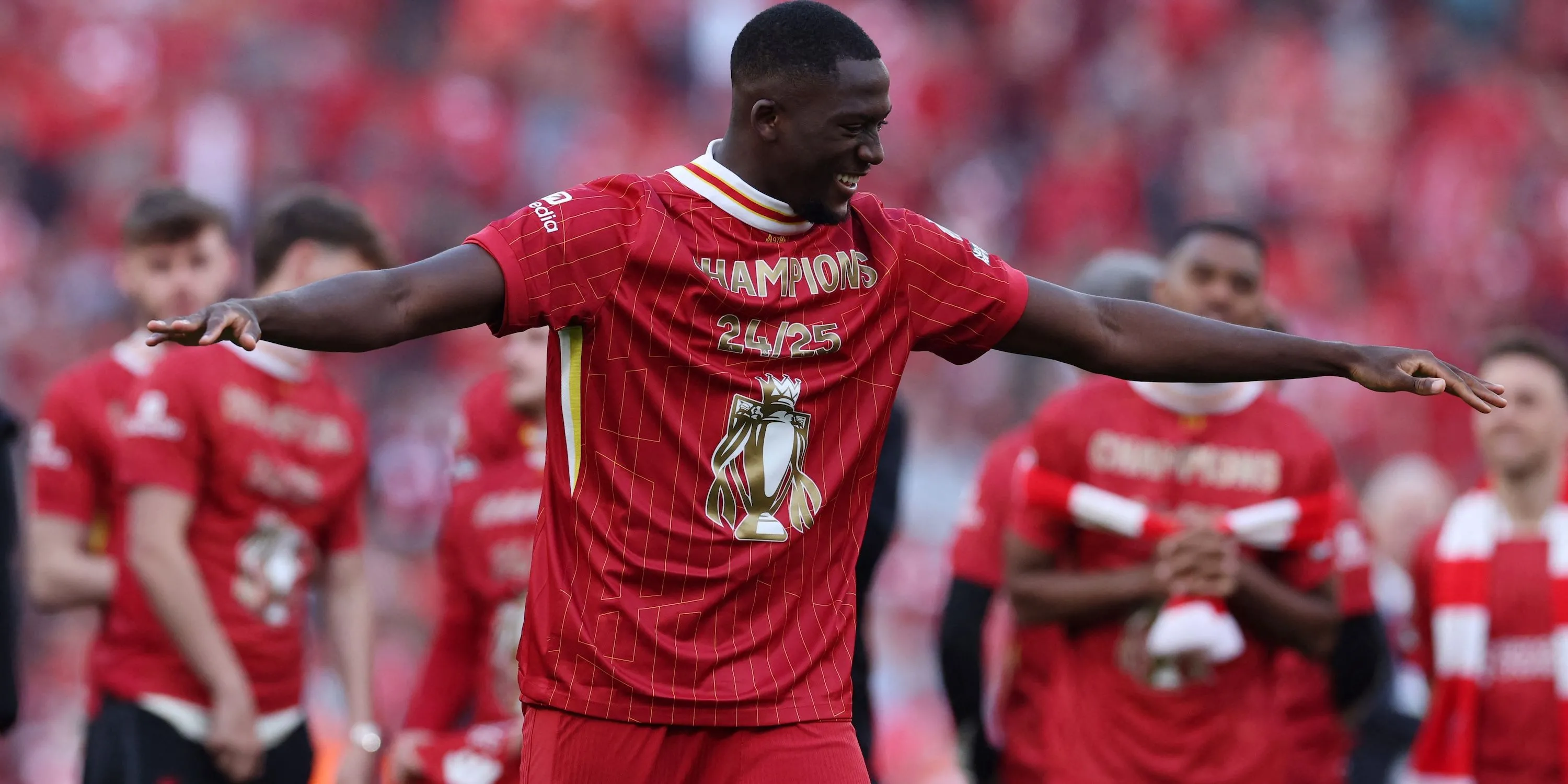 Trung vệ Ibrahima Konate ăn mừng chức vô địch Ngoại hạng Anh cùng Liverpool