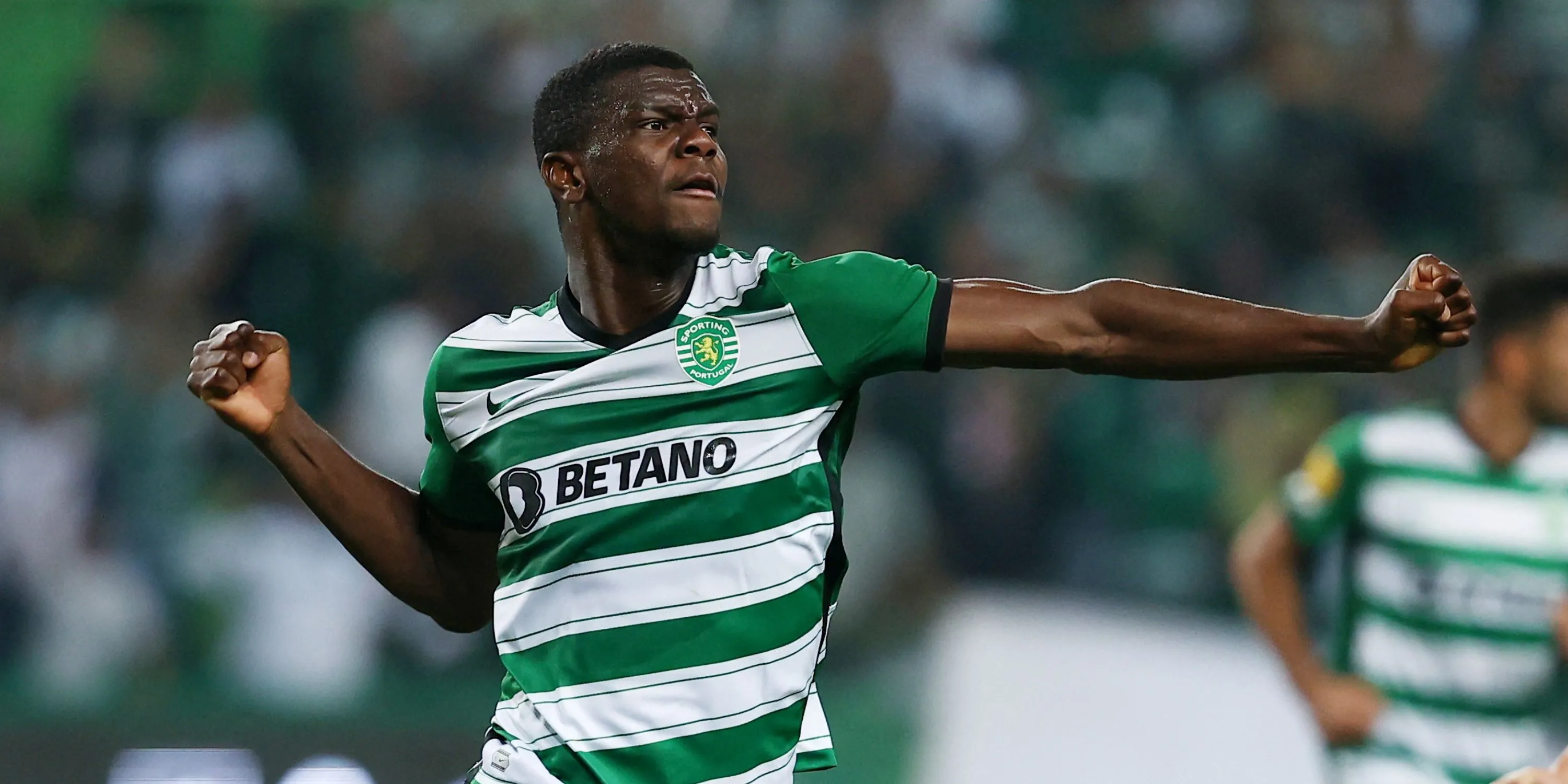 Trung vệ Ousmane Diomande của Sporting CP trong một pha tranh chấp